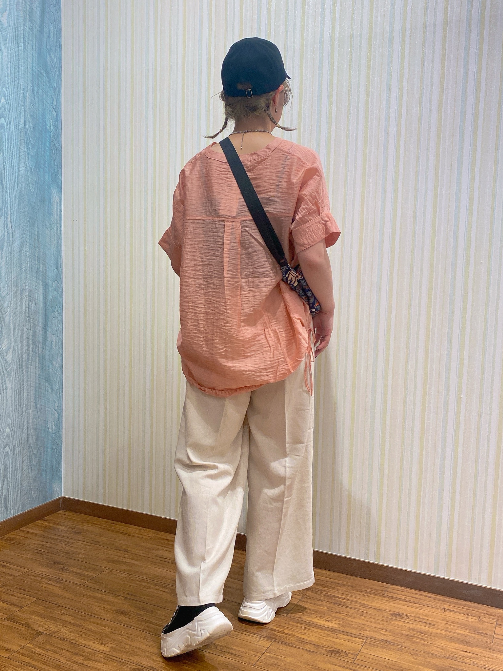 ayaさんの「SHOO･LA･RUE｜【高レビュー/体型カバー】インせず着られる スキッパー裾リボンブラウス」を使ったコーディネート