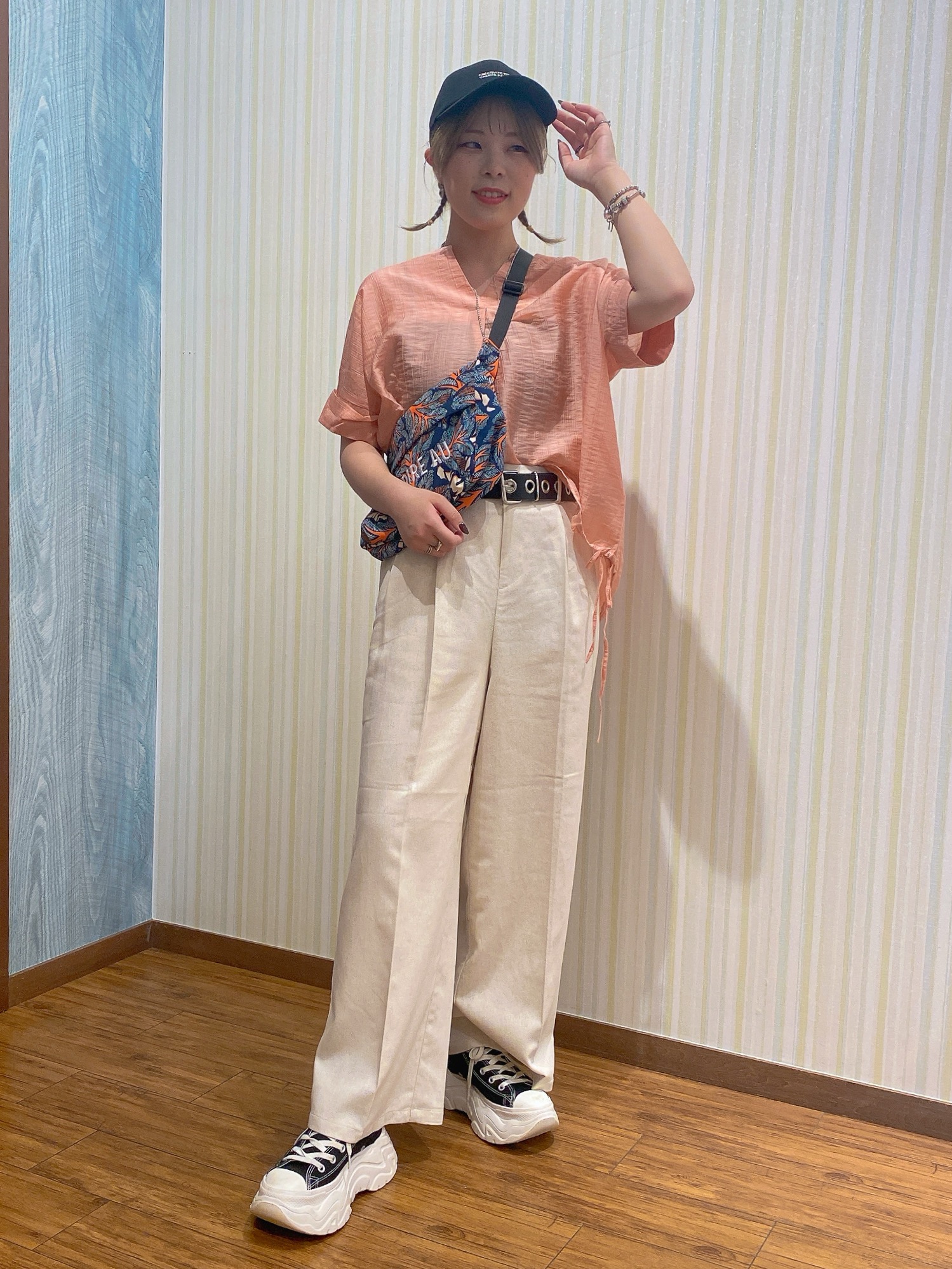 ayaさんの「SHOO･LA･RUE｜【高レビュー/体型カバー】インせず着られる スキッパー裾リボンブラウス」を使ったコーディネート