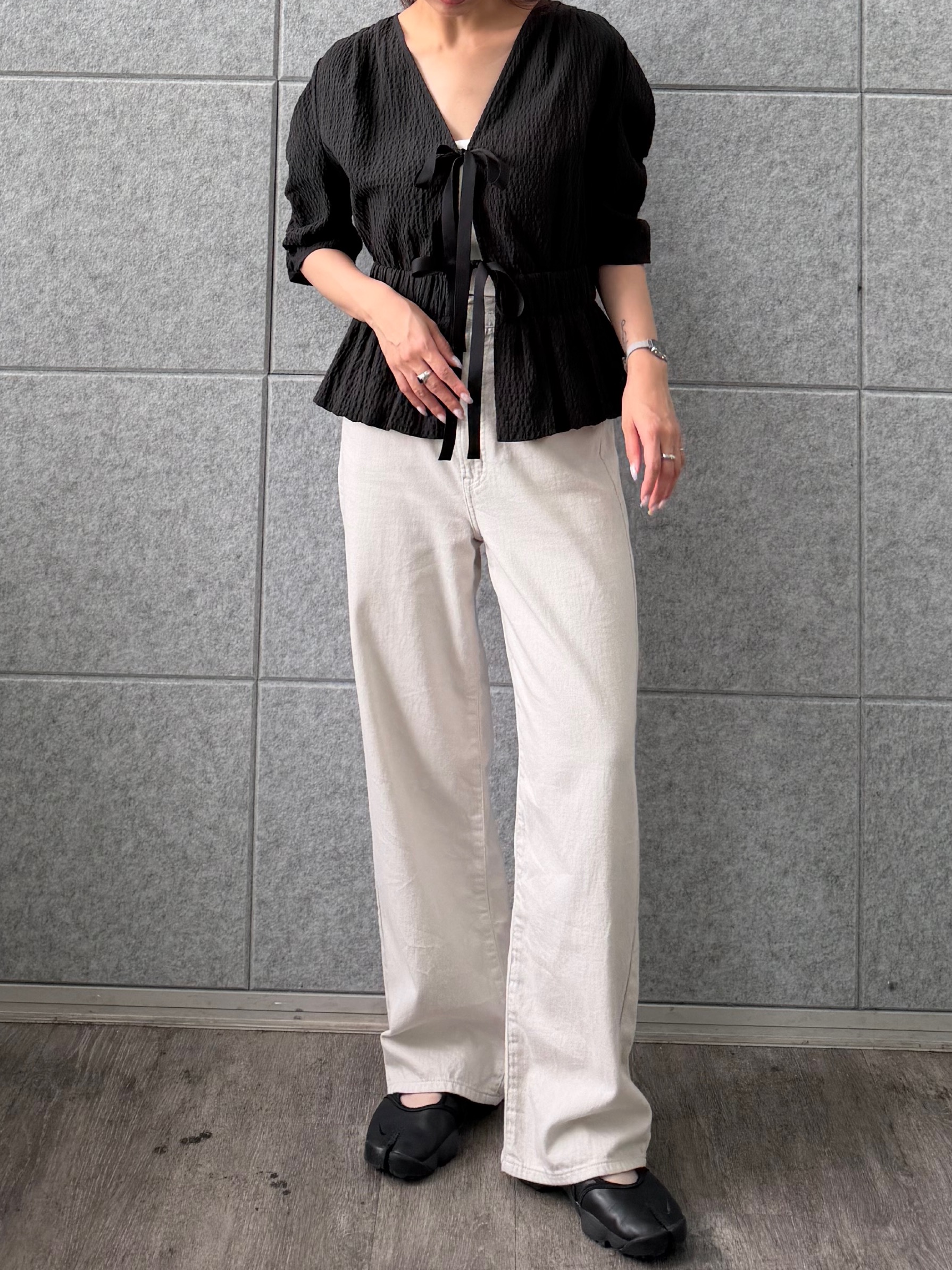 kanamiさんの「CODE A｜front ribbon peplum blouse」を使ったコーディネート