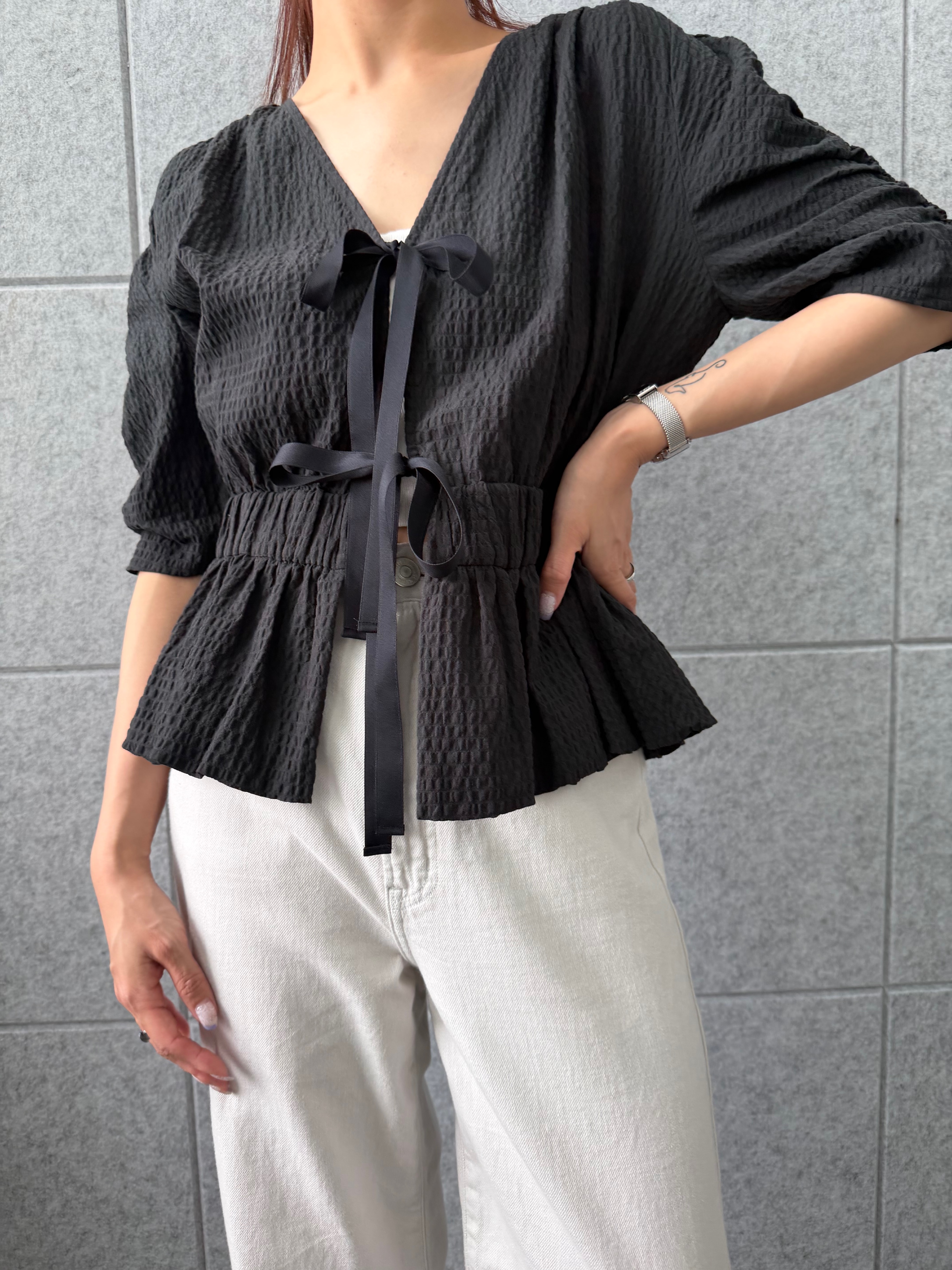 kanamiさんの「CODE A｜front ribbon peplum blouse」を使ったコーディネート