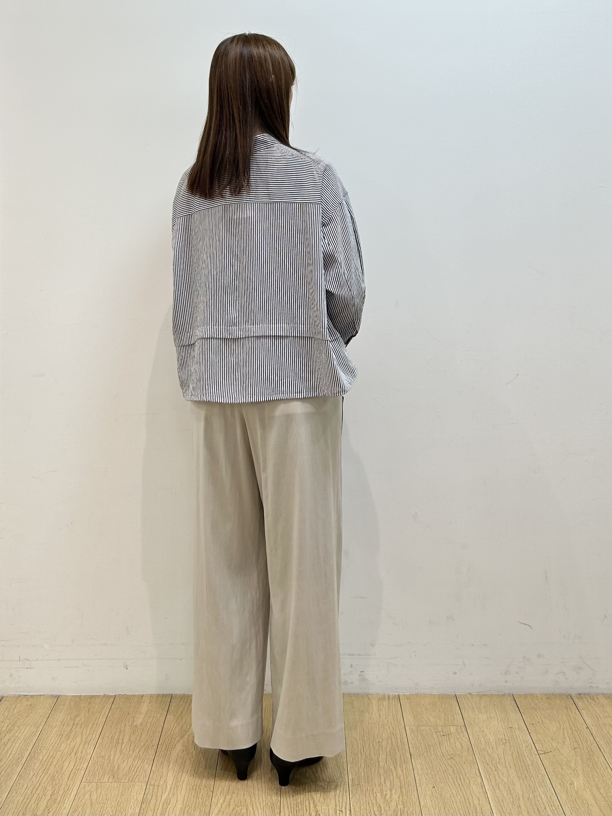 kozueさんの「INDIVI｜【接触冷感／洗える／2WAY】ドロスト付 シアーシャンブレーシャツ」を使ったコーディネート