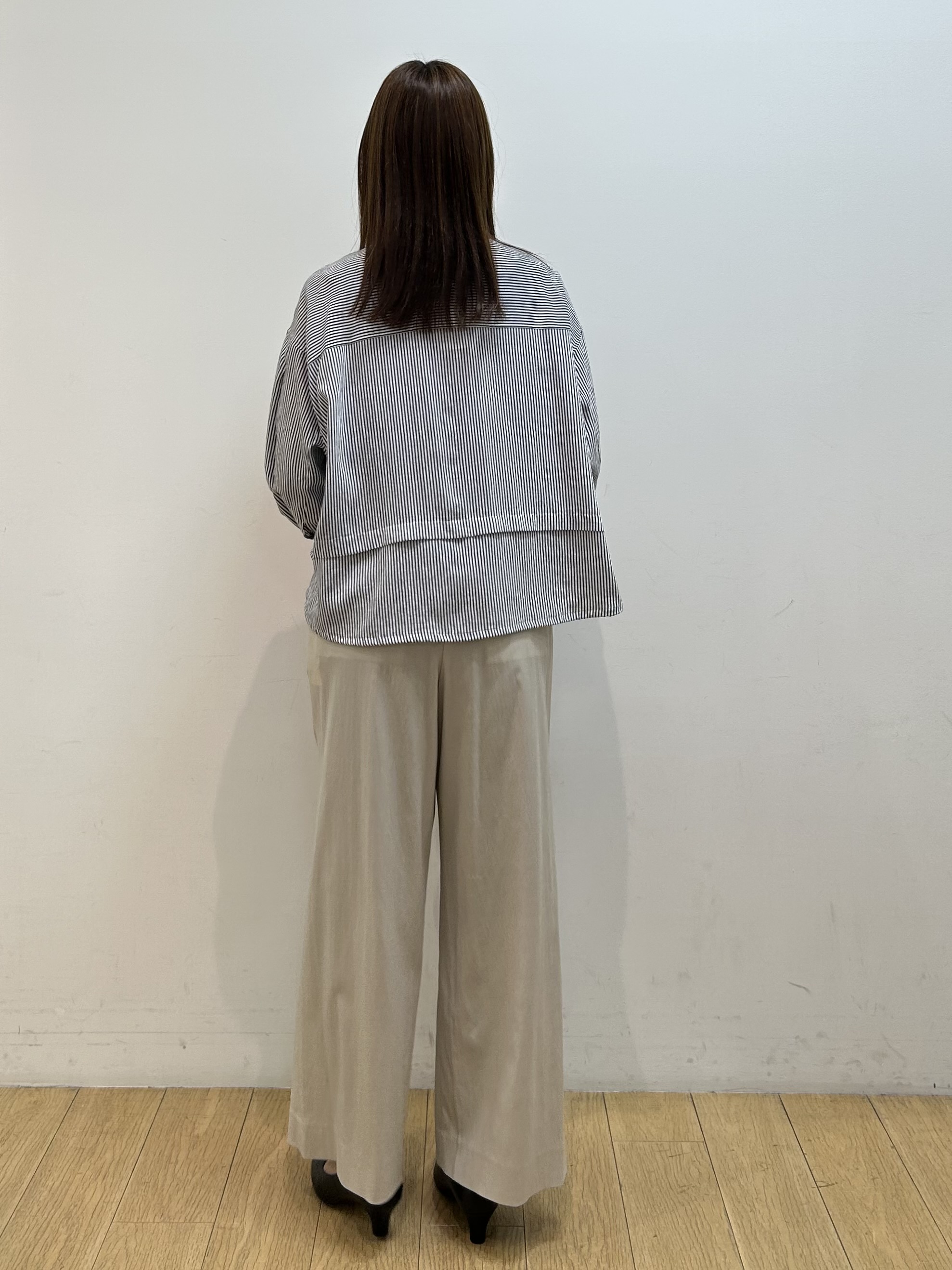 kozueさんの「INDIVI｜【接触冷感／洗える／2WAY】ドロスト付 シアーシャンブレーシャツ」を使ったコーディネート
