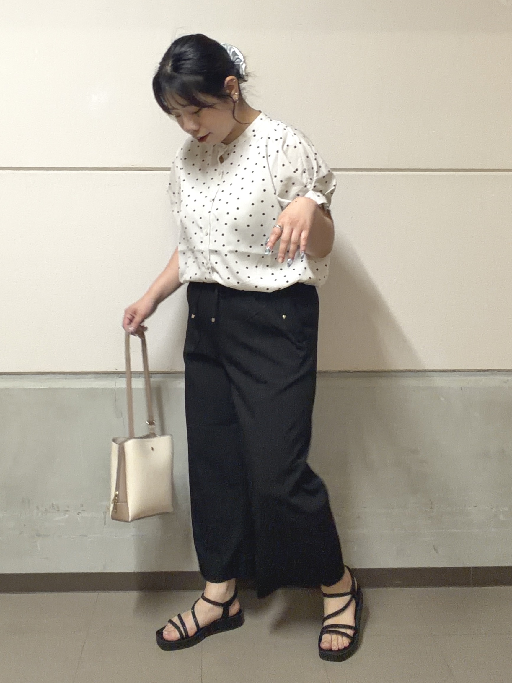 まちゃんなちゃんさんの「SHOO･LA･RUE｜【洗濯機可／洗濯後しわになりにくい】大人の甘さをプラスする ドット柄袖タックブラウス」を使ったコーディネート