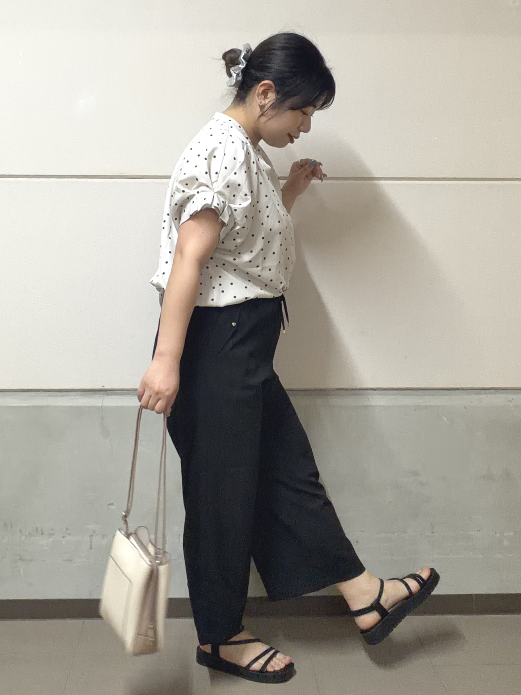 まちゃんなちゃんさんの「SHOO･LA･RUE｜【洗濯機可／洗濯後しわになりにくい】大人の甘さをプラスする ドット柄袖タックブラウス」を使ったコーディネート
