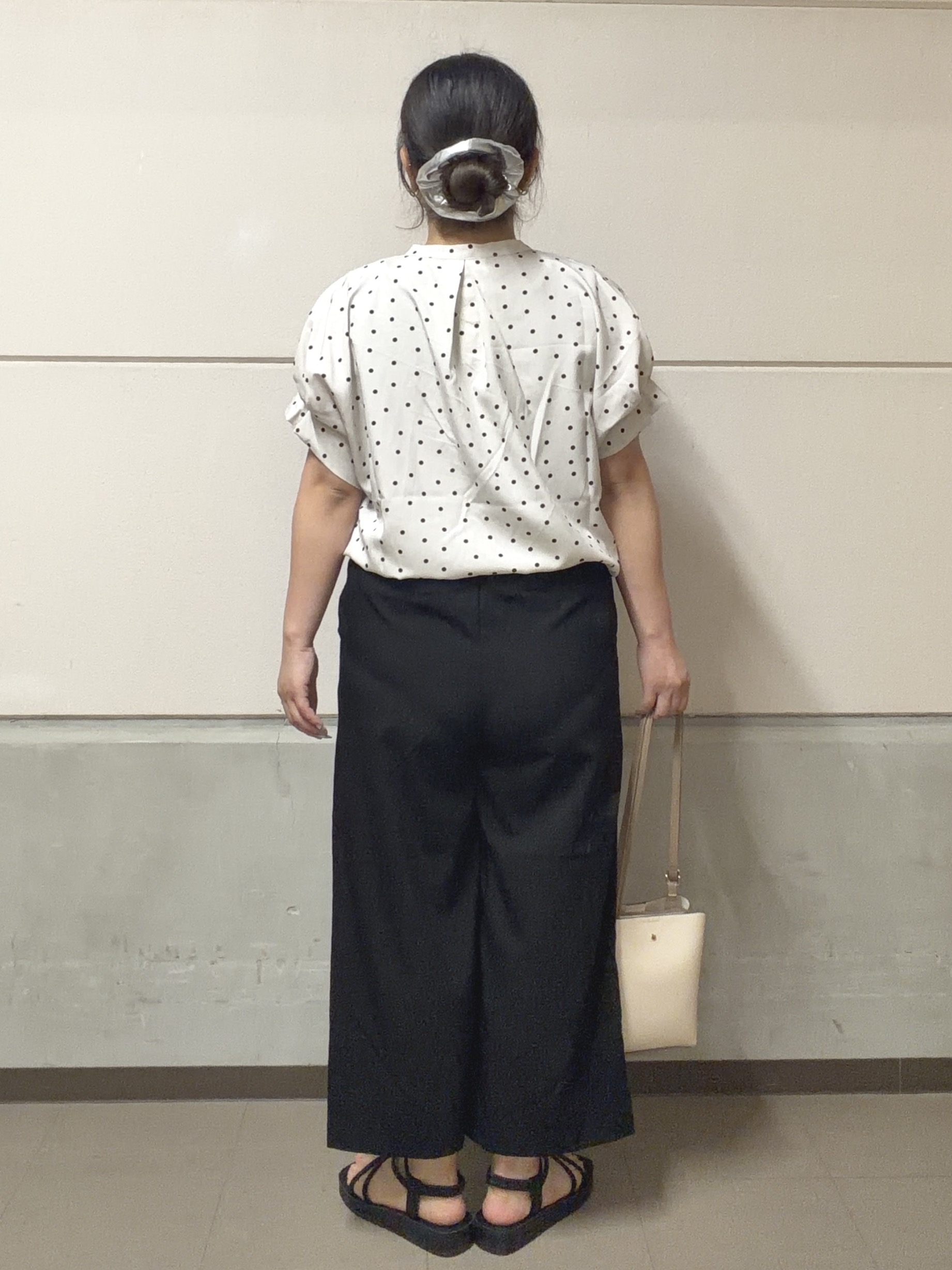 まちゃんなちゃんさんの「SHOO･LA･RUE｜【洗濯機可／洗濯後しわになりにくい】大人の甘さをプラスする ドット柄袖タックブラウス」を使ったコーディネート