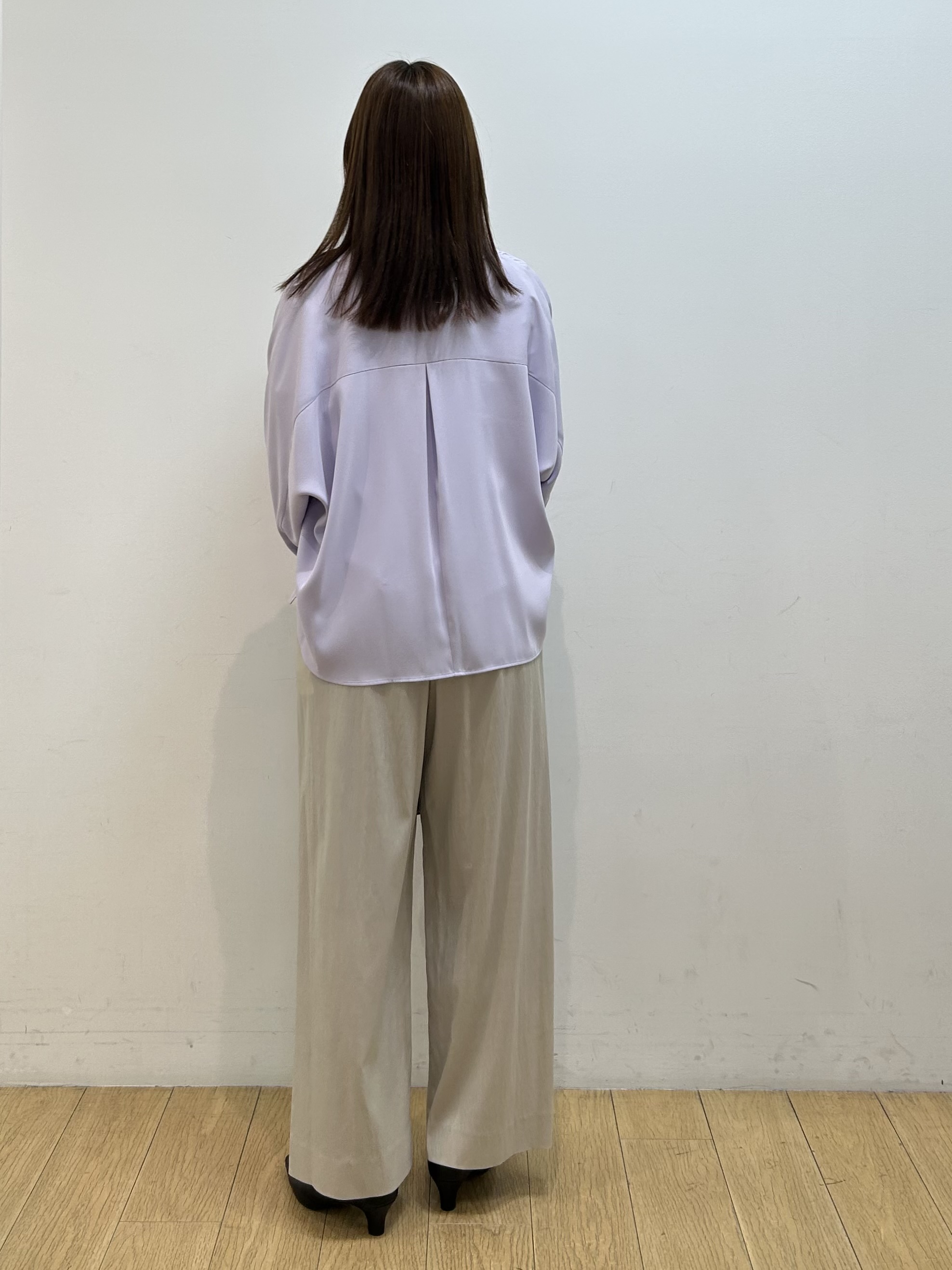 kozueさんの「INDIVI｜【洗える／UVケア／マットサテン】Vネックドルマンスリーブブラウス」を使ったコーディネート