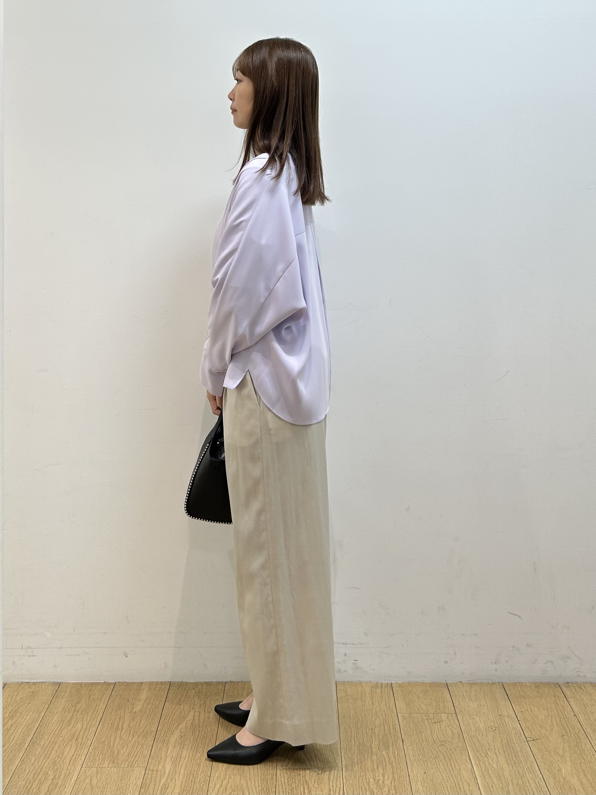 kozueさんの「INDIVI｜【洗える／UVケア／マットサテン】Vネックドルマンスリーブブラウス」を使ったコーディネート