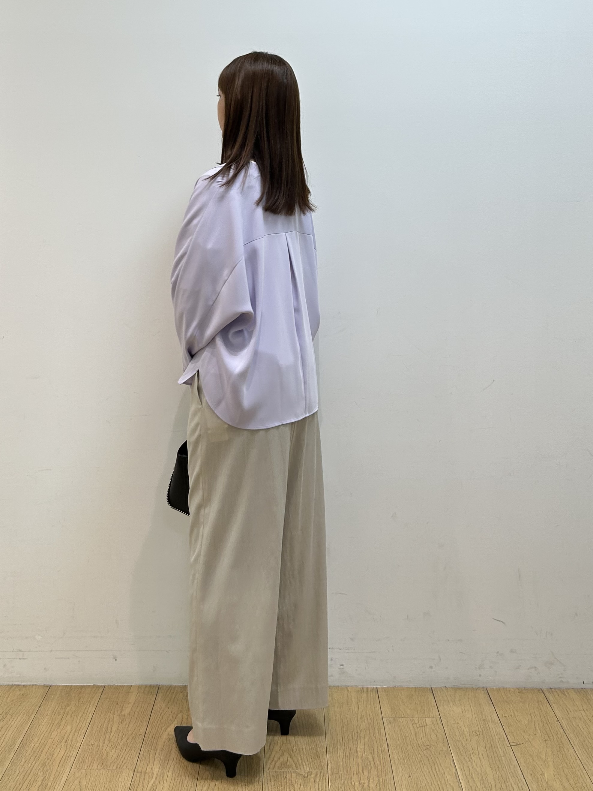 kozueさんの「INDIVI｜【洗える／UVケア／マットサテン】Vネックドルマンスリーブブラウス」を使ったコーディネート