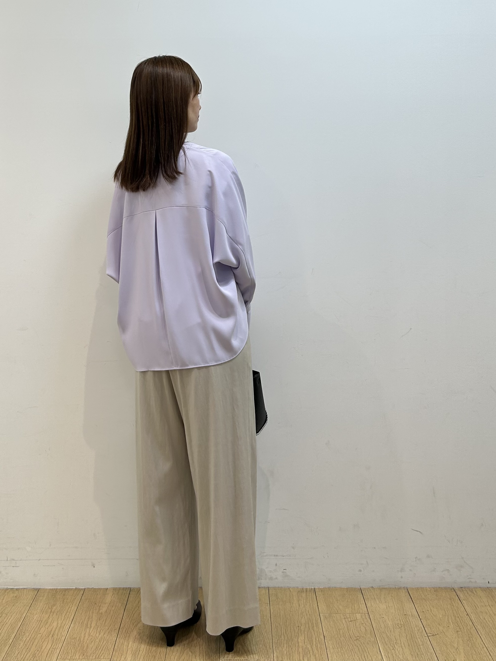 kozueさんの「INDIVI｜【洗える／UVケア／マットサテン】Vネックドルマンスリーブブラウス」を使ったコーディネート