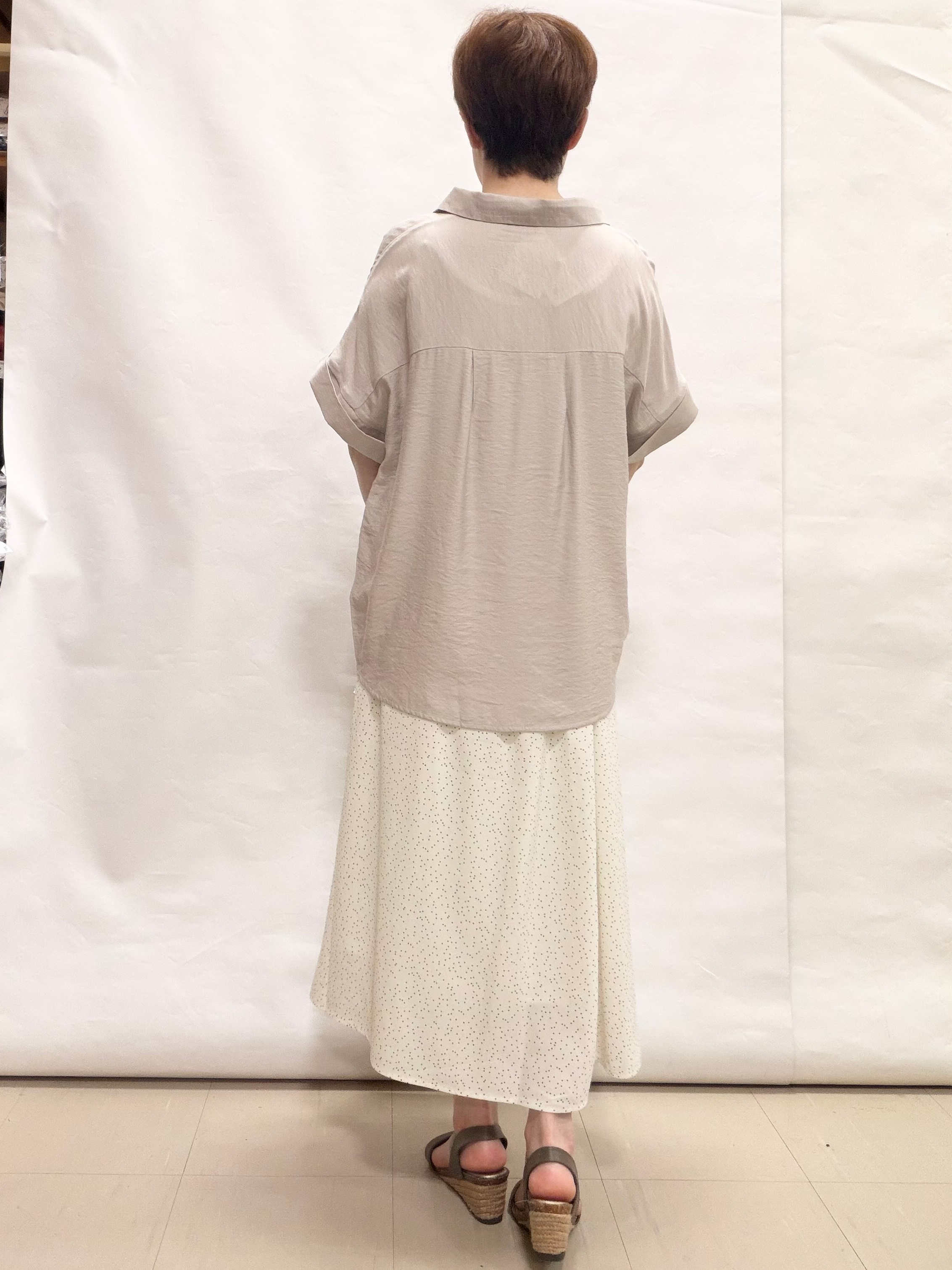 なっちゃんさんの「SHOO･LA･RUE｜【S-LL/洗濯機可】インせず着られる 裾タック スキッパーシャツ」を使ったコーディネート