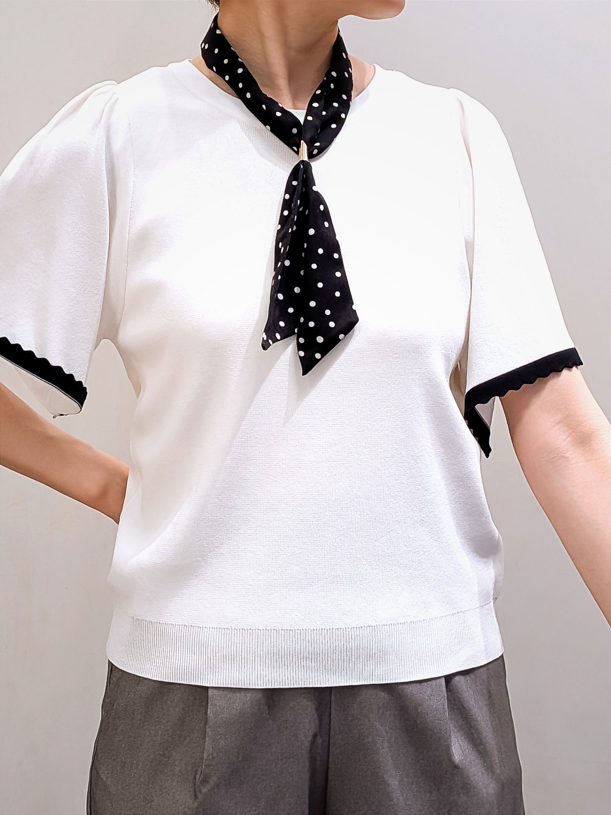 やまちゃんさんの「grove｜高評価！【シリーズ累計36万枚！名品ニット】やわらかドライタッチ スカラップスリーブニット」を使ったコーディネート