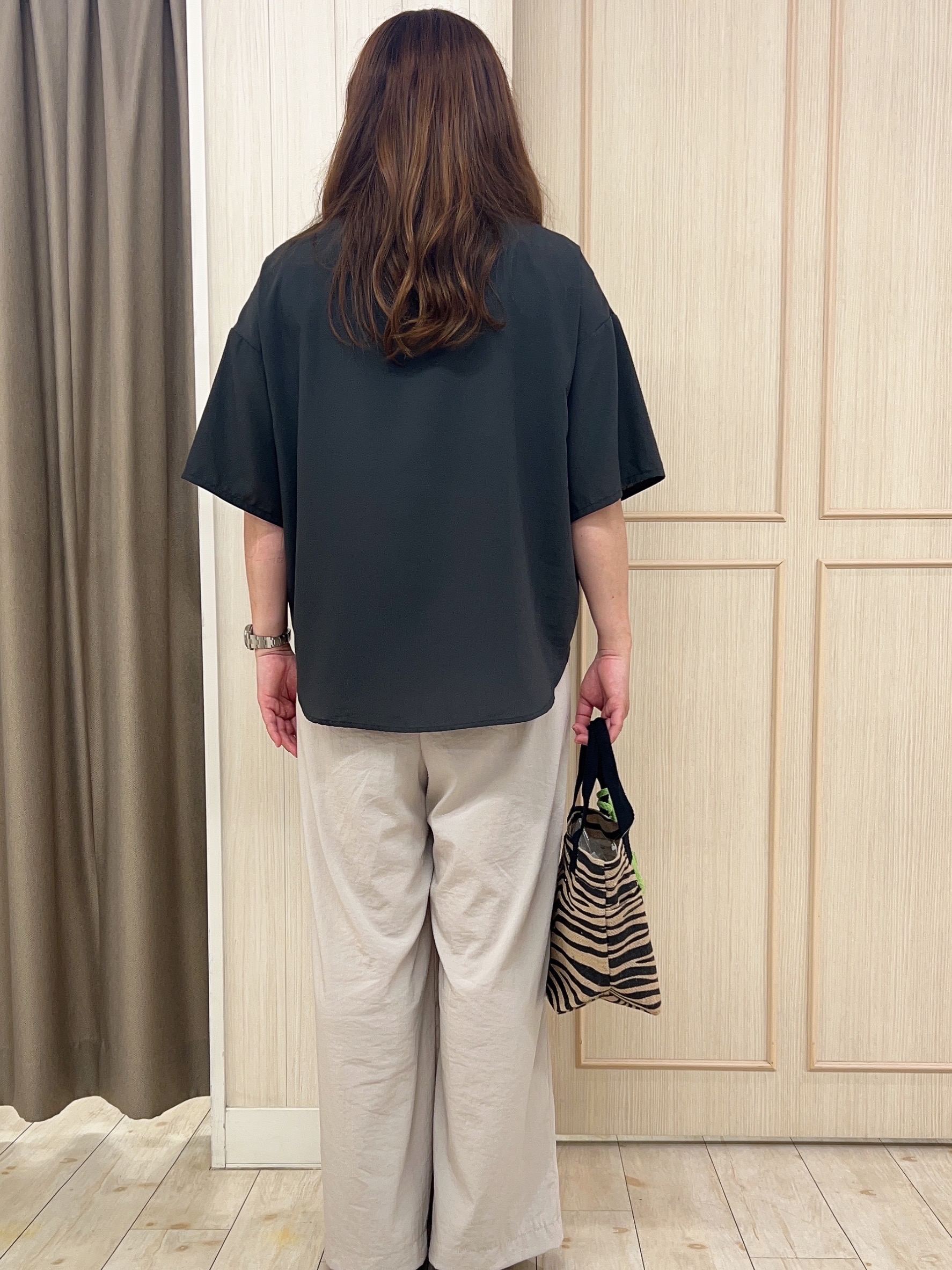 akiさんの「SHOO･LA･RUE｜【洗濯機可/S-LL】大人の抜け感 ゆるっと5分袖シャツ」を使ったコーディネート