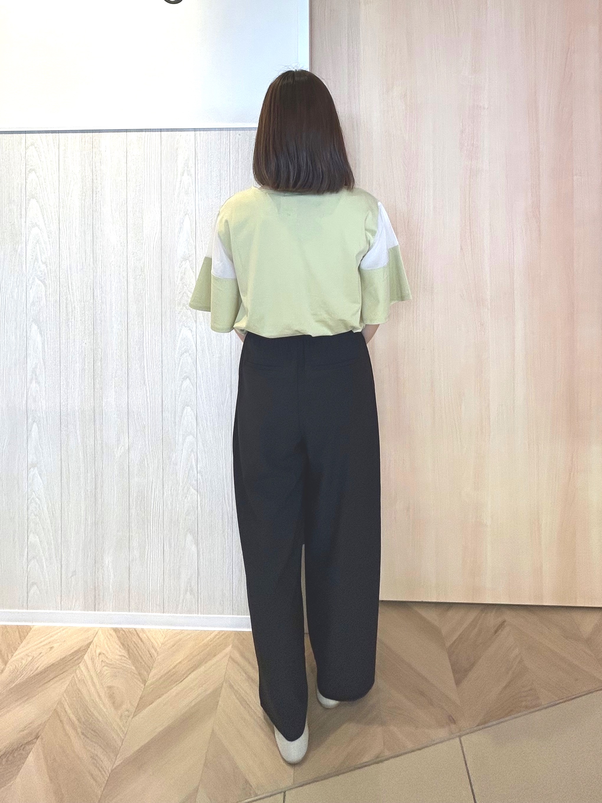tomoさんの「SHOO･LA･RUE｜【S-LL/洗濯機可/体型カバー】フレアスリーブで二の腕を自然に隠せる 浅VネックTシャツ」を使ったコーディネート