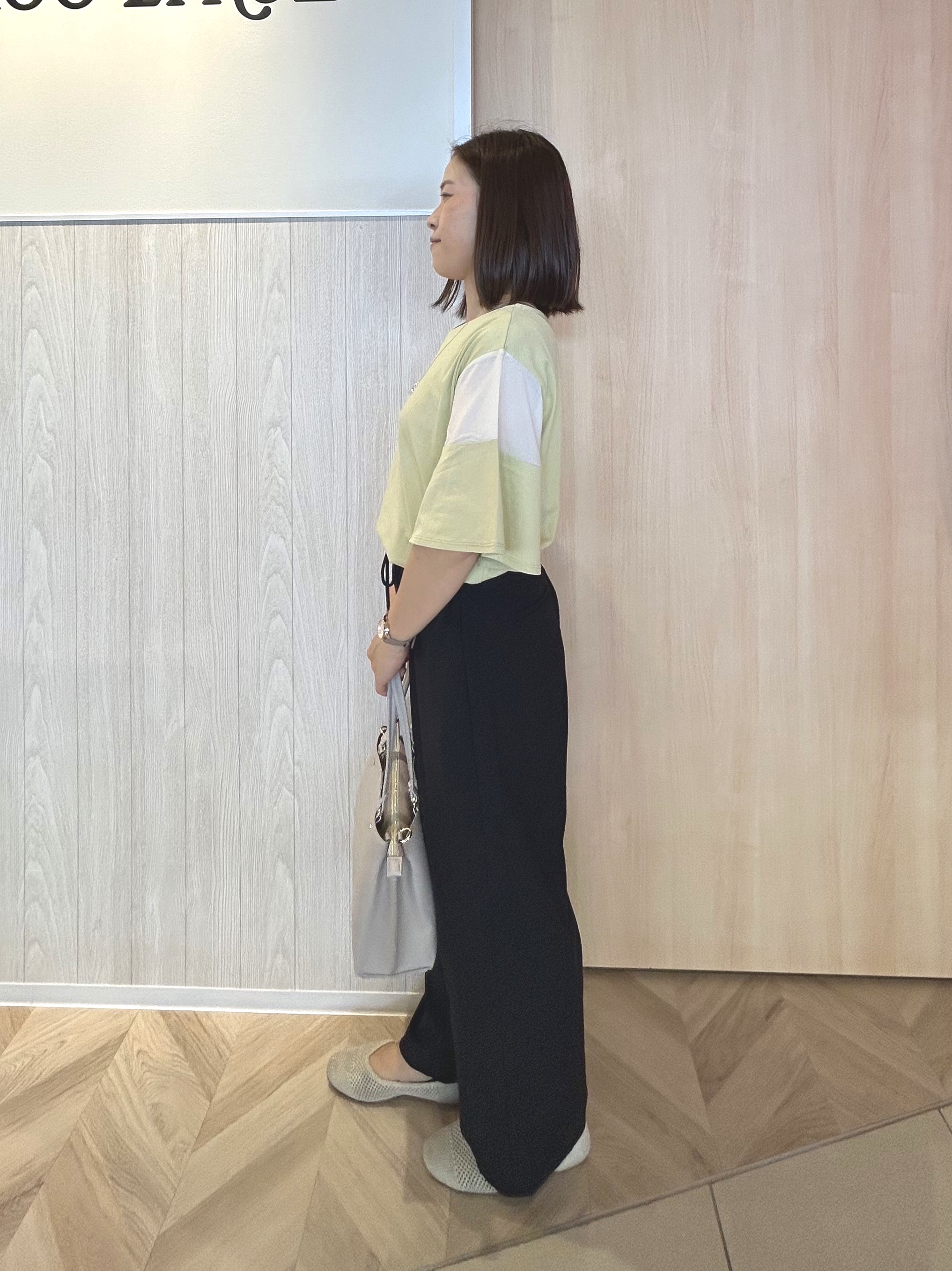 tomoさんの「SHOO･LA･RUE｜【S-LL/洗濯機可/体型カバー】フレアスリーブで二の腕を自然に隠せる 浅VネックTシャツ」を使ったコーディネート