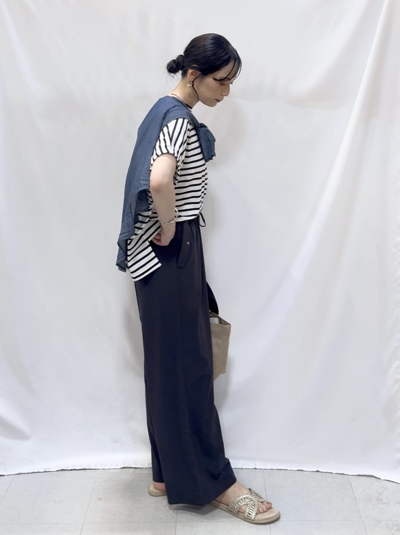 𝐇𝐢𝐫𝐨𝐦𝐢さんの「SHOO･LA･RUE｜【洗濯機可】シンプルにこなれて見せる お袖ギャザードルマンTシャツ」を使ったコーディネート