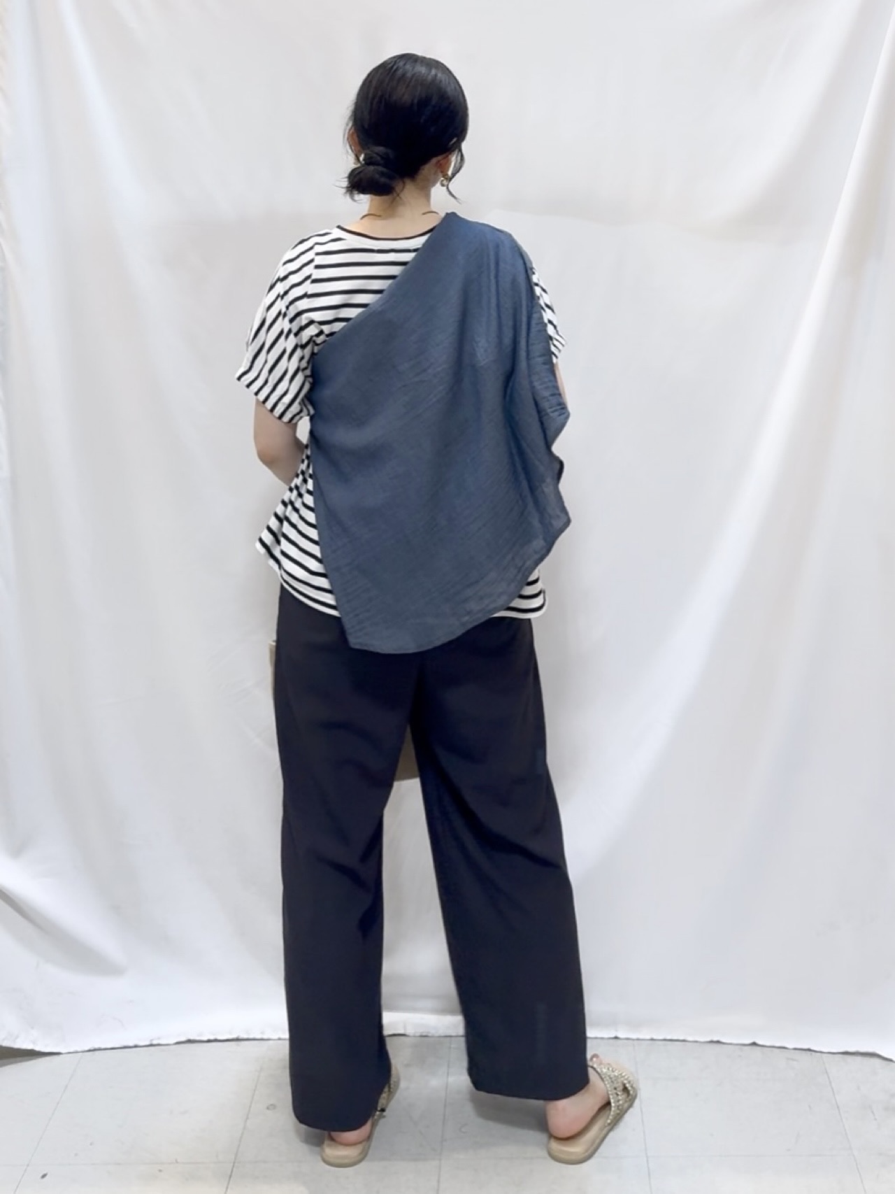 𝐇𝐢𝐫𝐨𝐦𝐢さんの「SHOO･LA･RUE｜【洗濯機可】シンプルにこなれて見せる お袖ギャザードルマンTシャツ」を使ったコーディネート