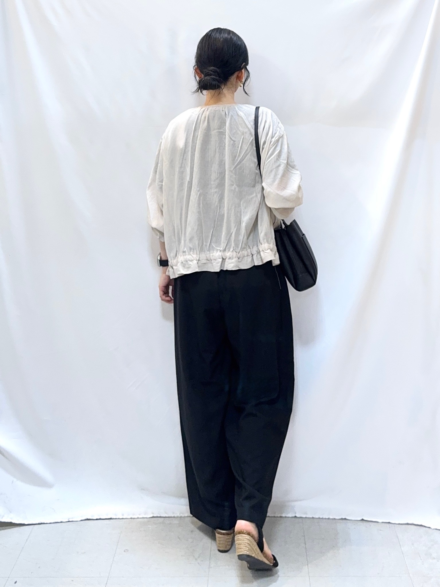 𝐇𝐢𝐫𝐨𝐦𝐢さんの「SHOO･LA･RUE｜【S-LL】軽やかな シアーライトブルゾン」を使ったコーディネート