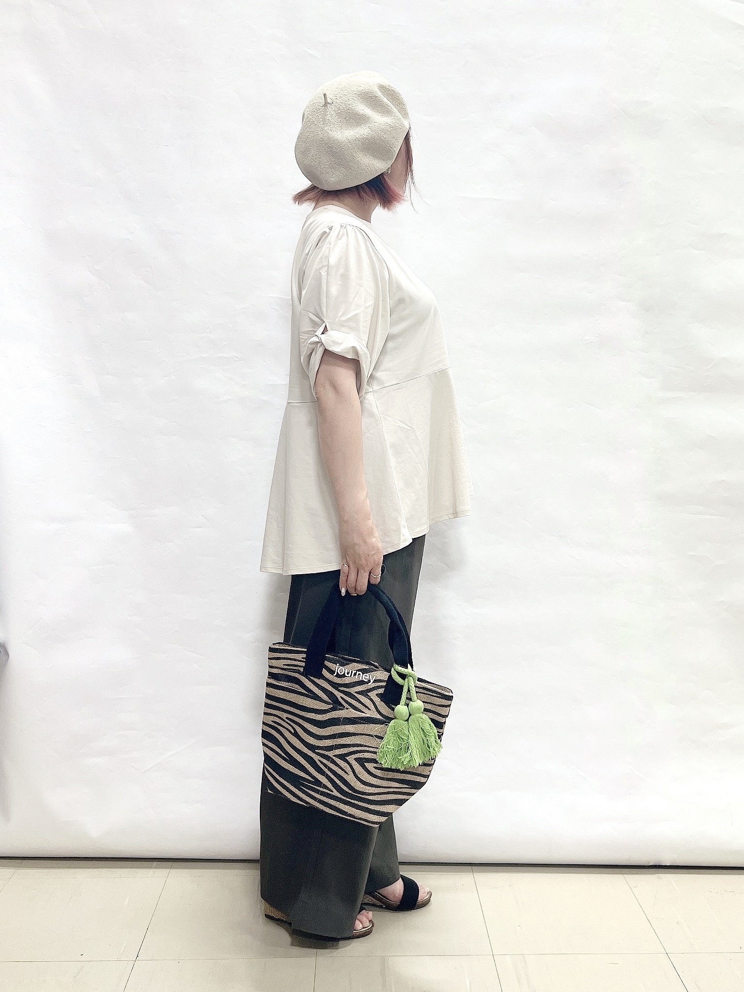 YUIさんの「SHOO･LA･RUE｜【S-LL/洗濯機可】切り替えラインでスタイルアップ お袖ねじり ペプラムトップス」を使ったコーディネート