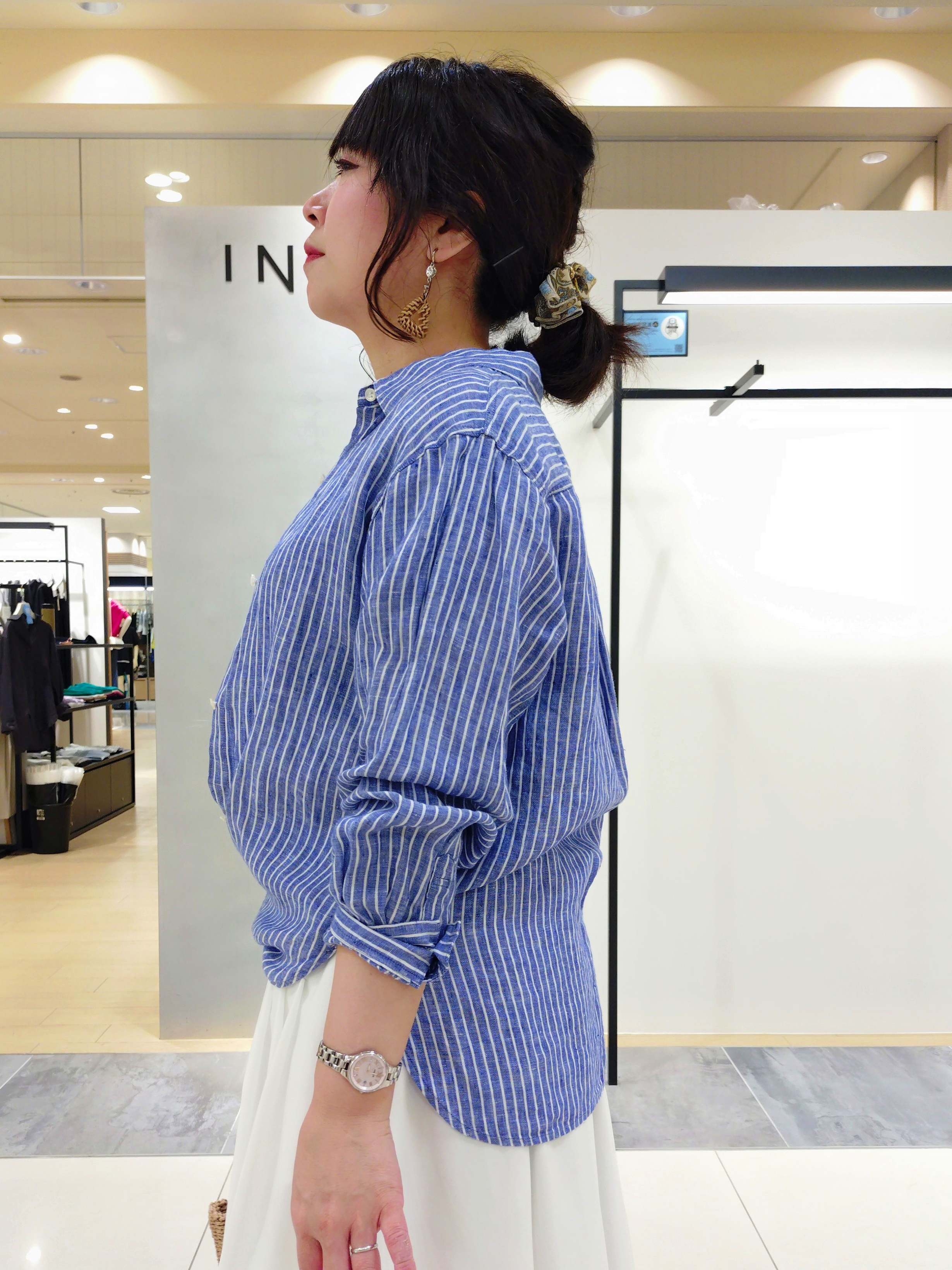 TOMOMIさんの「INDIVI｜【撥水／UVケア／SETUP可能】軽量マキシ丈タックスカート」を使ったコーディネート