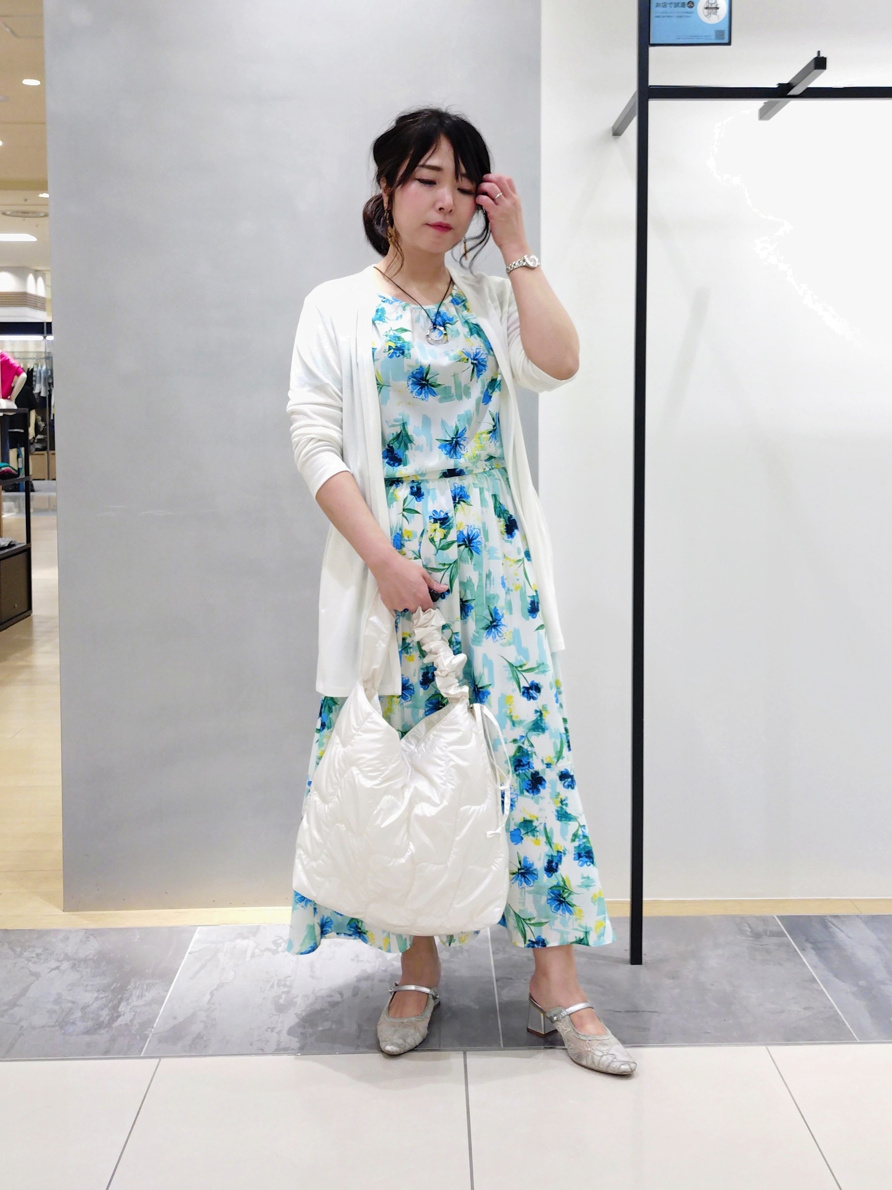 TOMOMIさんの「INDIVI｜【洗える／SETUP可能】アートフラワープリントスカート」を使ったコーディネート