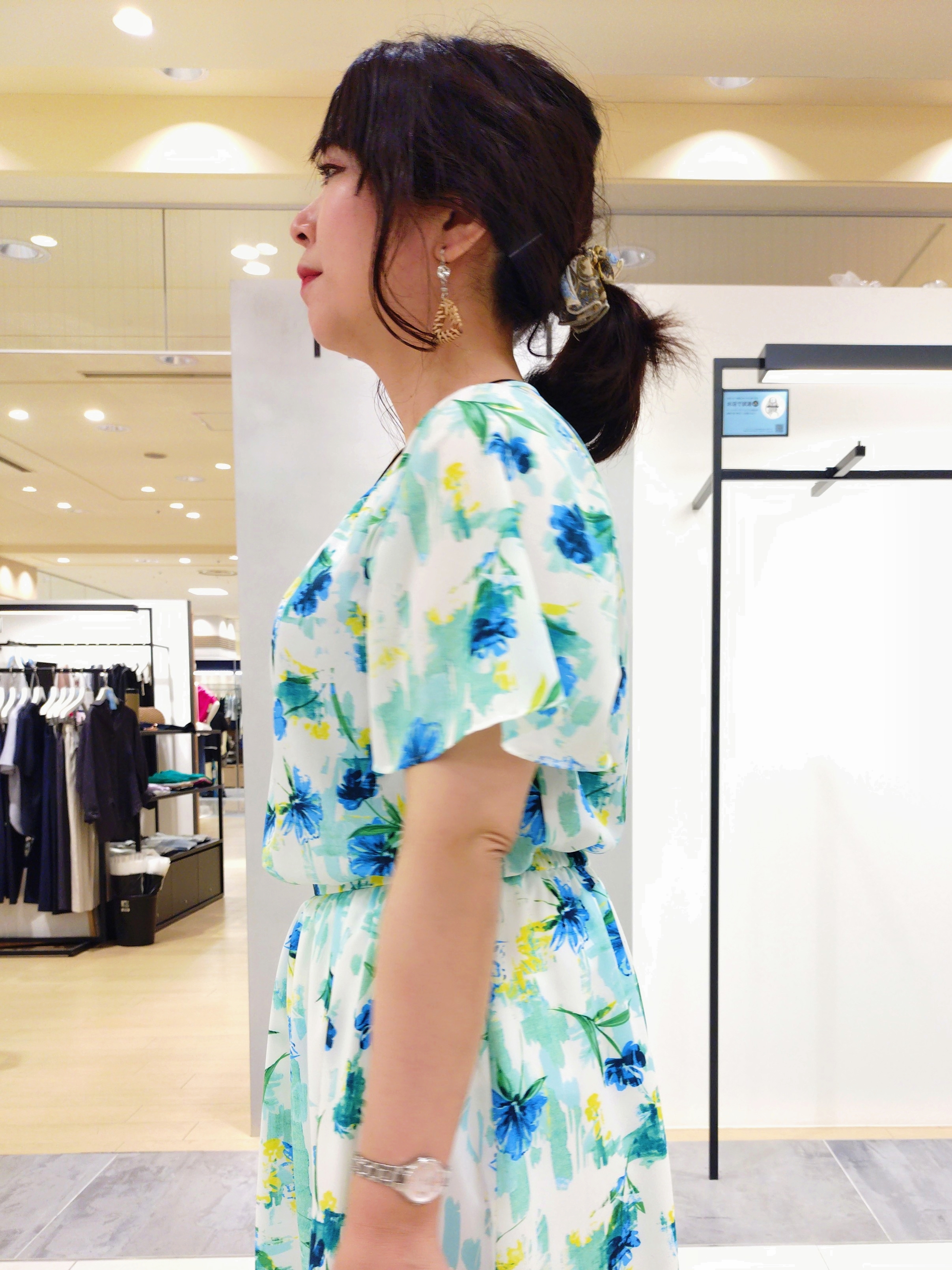 TOMOMIさんの「INDIVI｜【洗える／SETUP可能】アートフラワープリントスカート」を使ったコーディネート