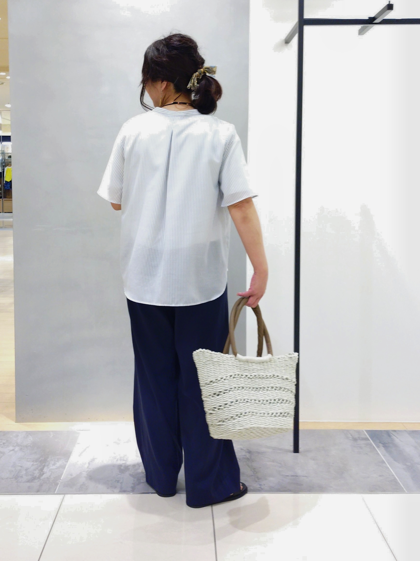 TOMOMIさんの「INDIVI｜【褒められパンツ／洗える／ウエストゴム】ワイドタックパンツ」を使ったコーディネート