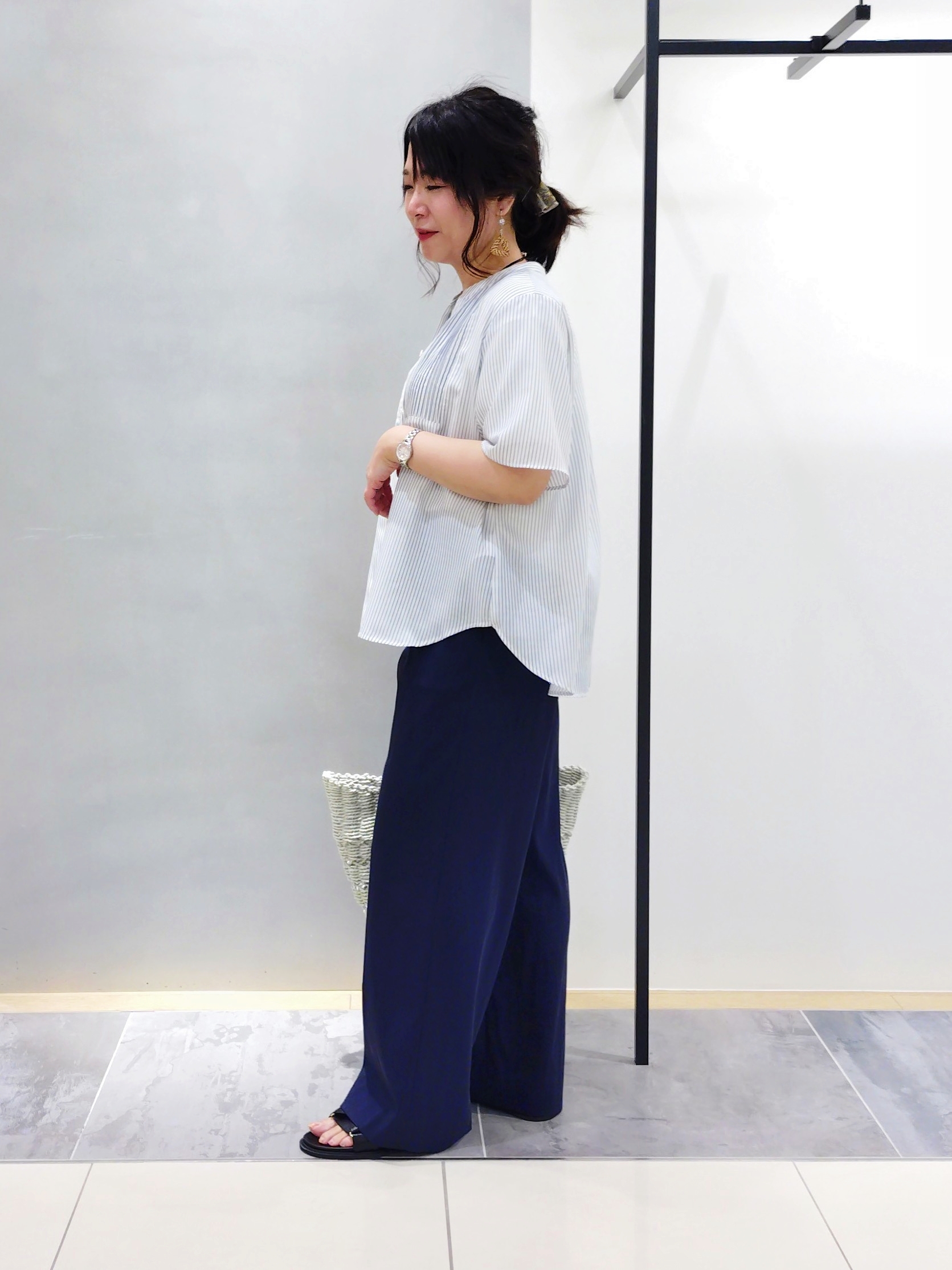 TOMOMIさんの「INDIVI｜【褒められパンツ／洗える／ウエストゴム】ワイドタックパンツ」を使ったコーディネート