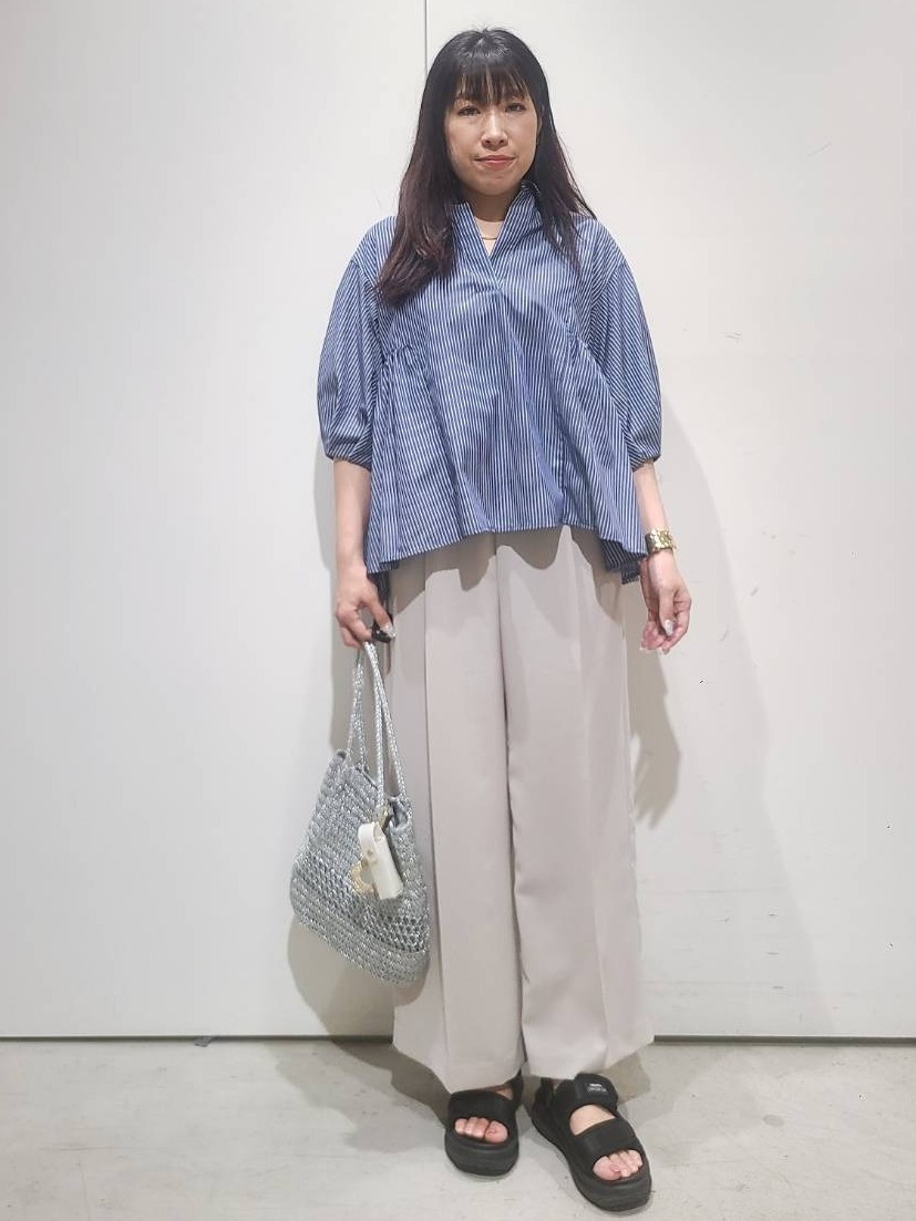 hmさんの「OPAQUE.CLIP｜スキッパーペプラムブラウス【洗濯機OK】」を使ったコーディネート