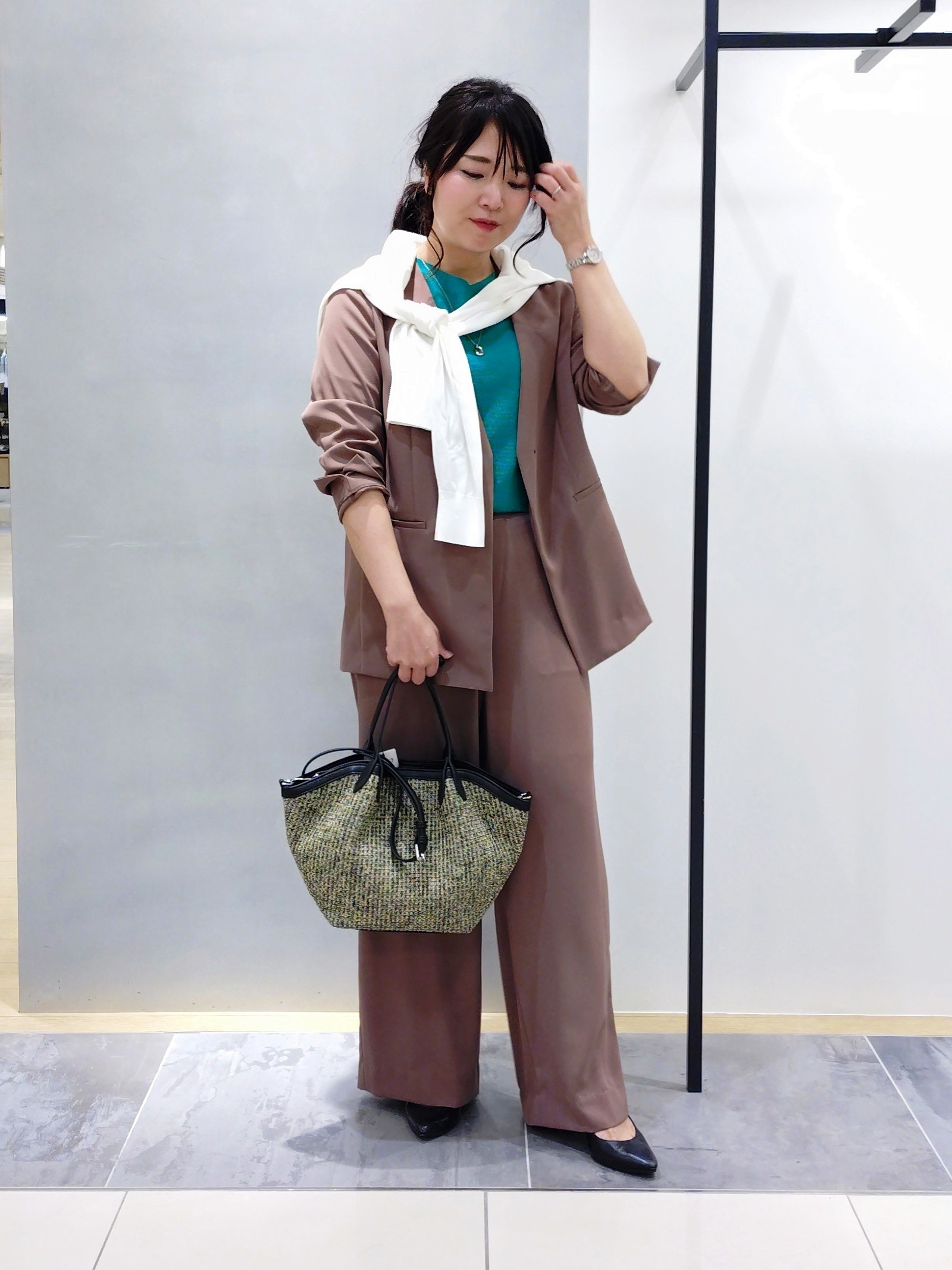TOMOMIさんの「INDIVI｜【接触冷感／透湿／着る日傘】イージーワイドパンツ」を使ったコーディネート