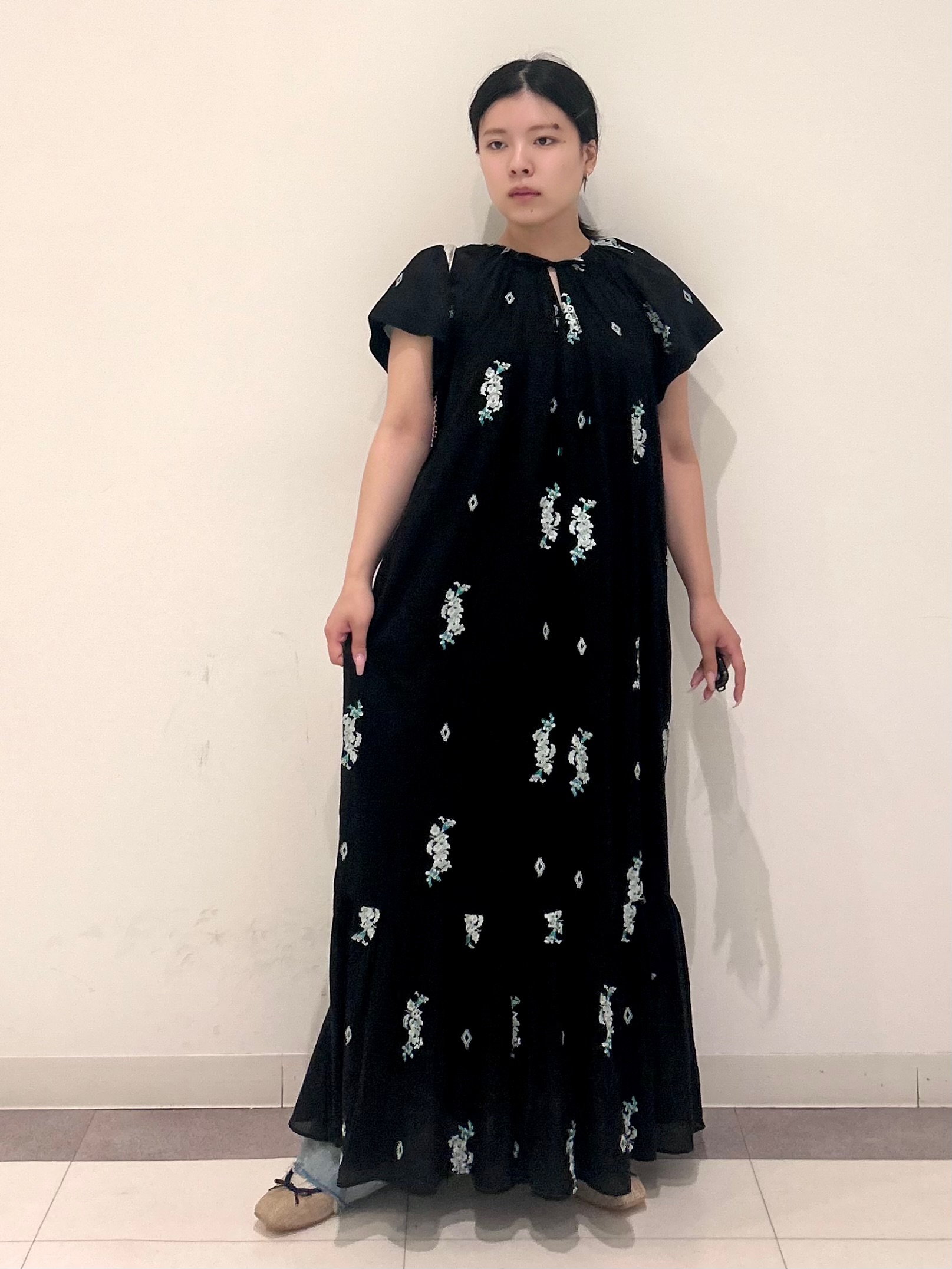 とりみさんの「DRESSTERIOR｜センタープレス ワイドストレートデニム」を使ったコーディネート