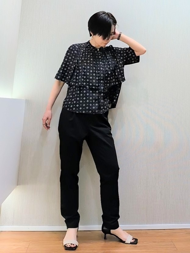 ミズタさんの「UNTITLED｜【洗える/きれいめ柄】コモンプリントブラウス」を使ったコーディネート