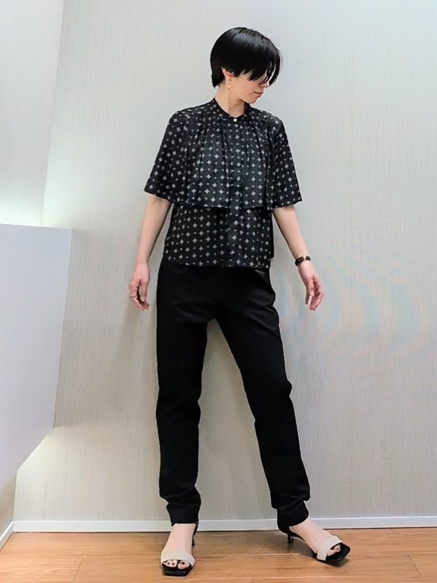 ミズタさんの「UNTITLED｜【洗える/きれいめ柄】コモンプリントブラウス」を使ったコーディネート