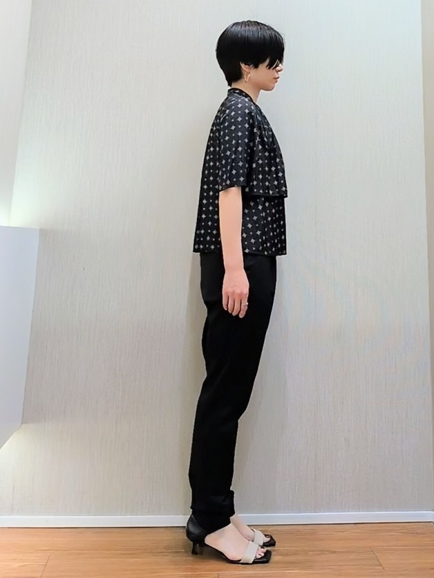 ミズタさんの「UNTITLED｜【洗える/きれいめ柄】コモンプリントブラウス」を使ったコーディネート