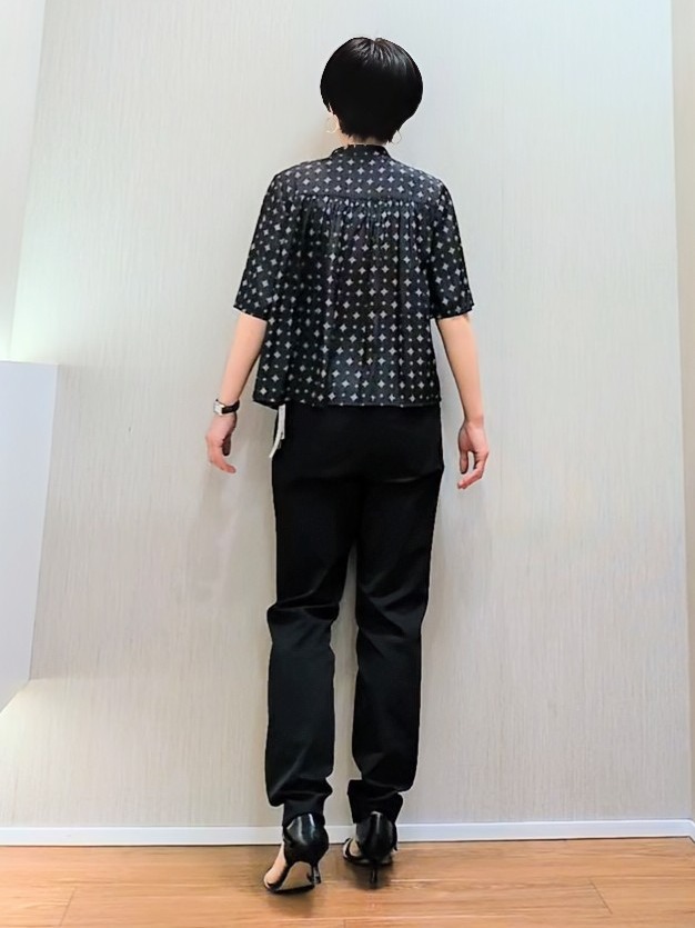 ミズタさんの「UNTITLED｜【洗える/きれいめ柄】コモンプリントブラウス」を使ったコーディネート