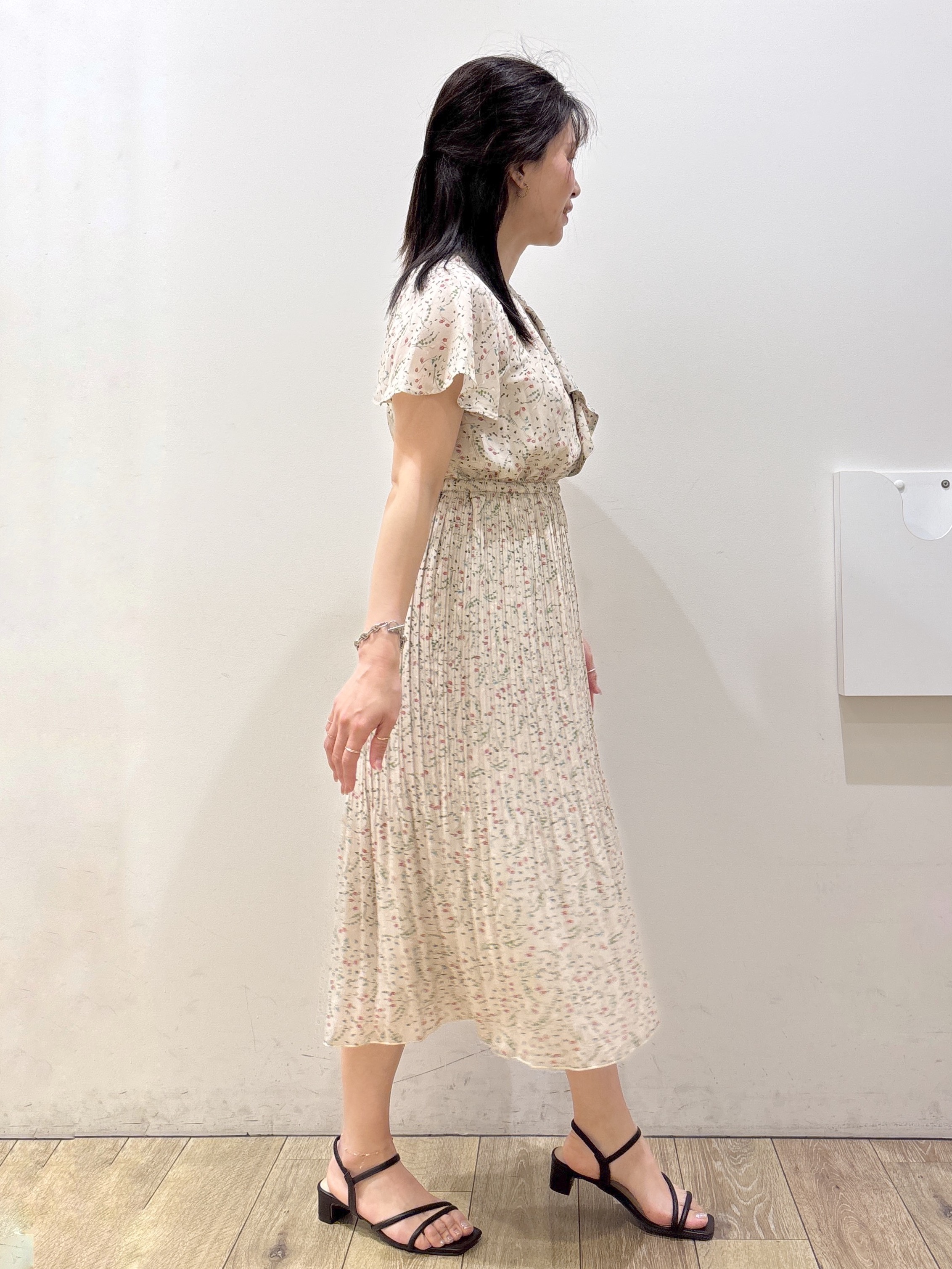 mameさんの「index｜◆【日比谷花壇コラボ】ラッフルタイプリーツワンピース【防シワ/洗濯機OK】」を使ったコーディネート
