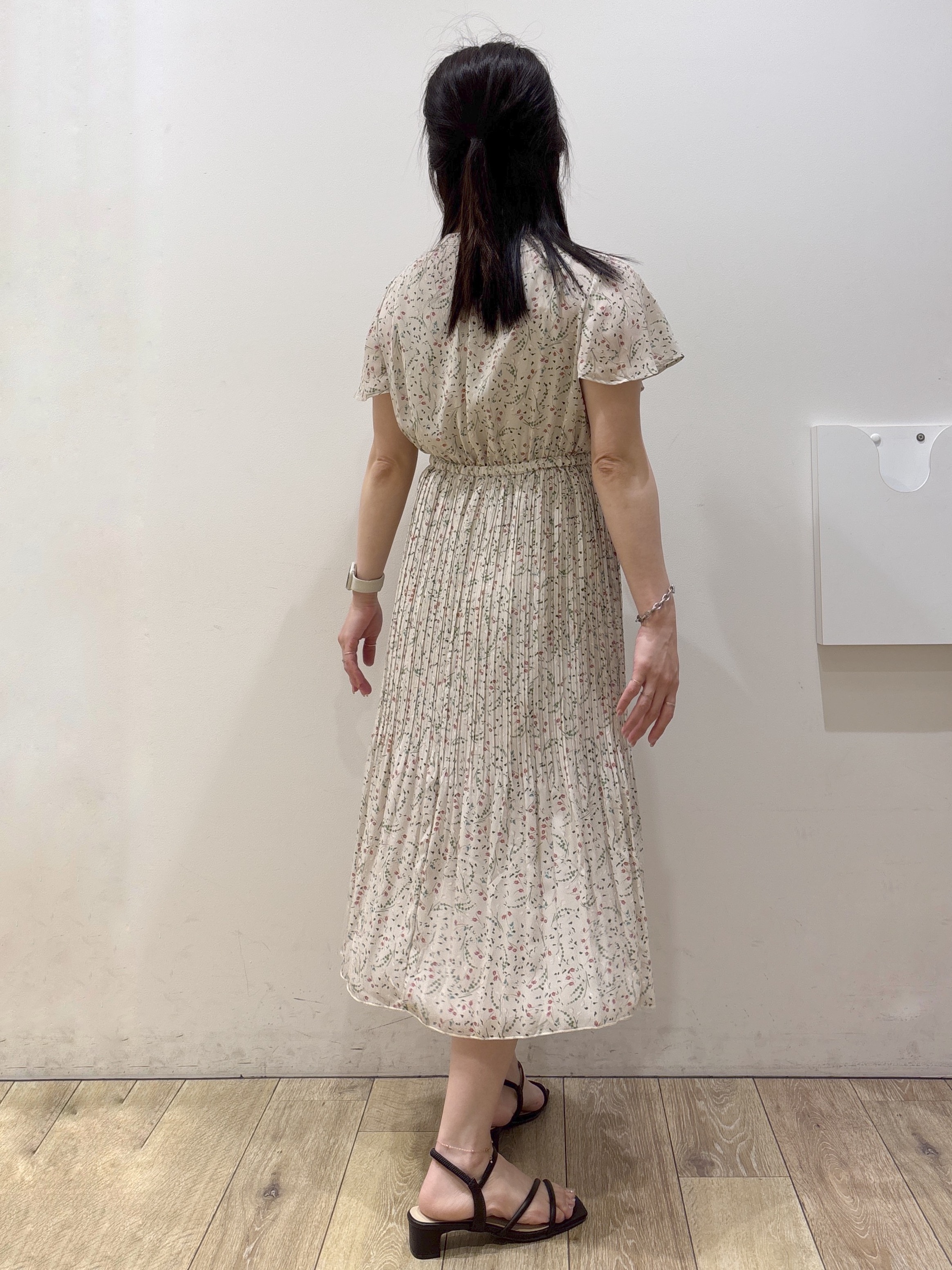 mameさんの「index｜◆【日比谷花壇コラボ】ラッフルタイプリーツワンピース【防シワ/洗濯機OK】」を使ったコーディネート