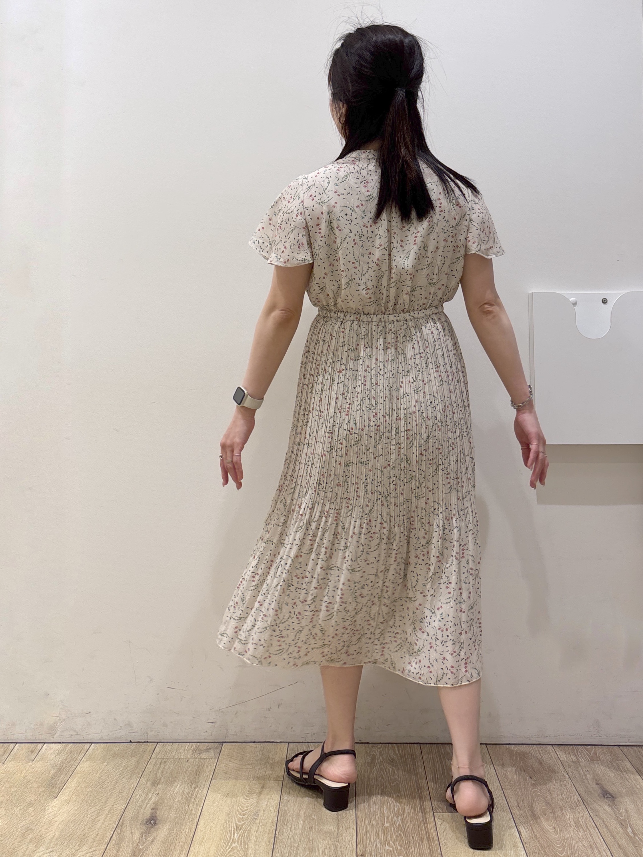 mameさんの「index｜◆【日比谷花壇コラボ】ラッフルタイプリーツワンピース【防シワ/洗濯機OK】」を使ったコーディネート