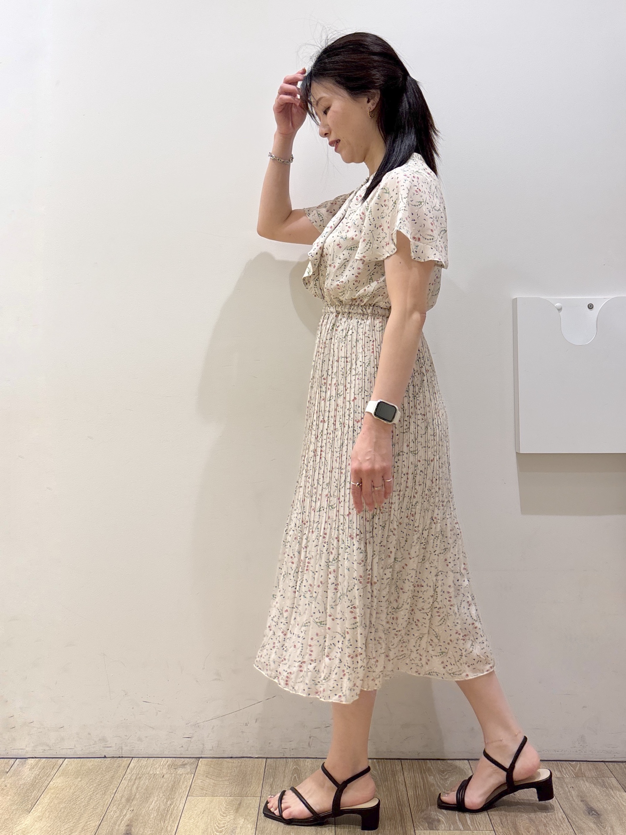 mameさんの「index｜◆【日比谷花壇コラボ】ラッフルタイプリーツワンピース【防シワ/洗濯機OK】」を使ったコーディネート