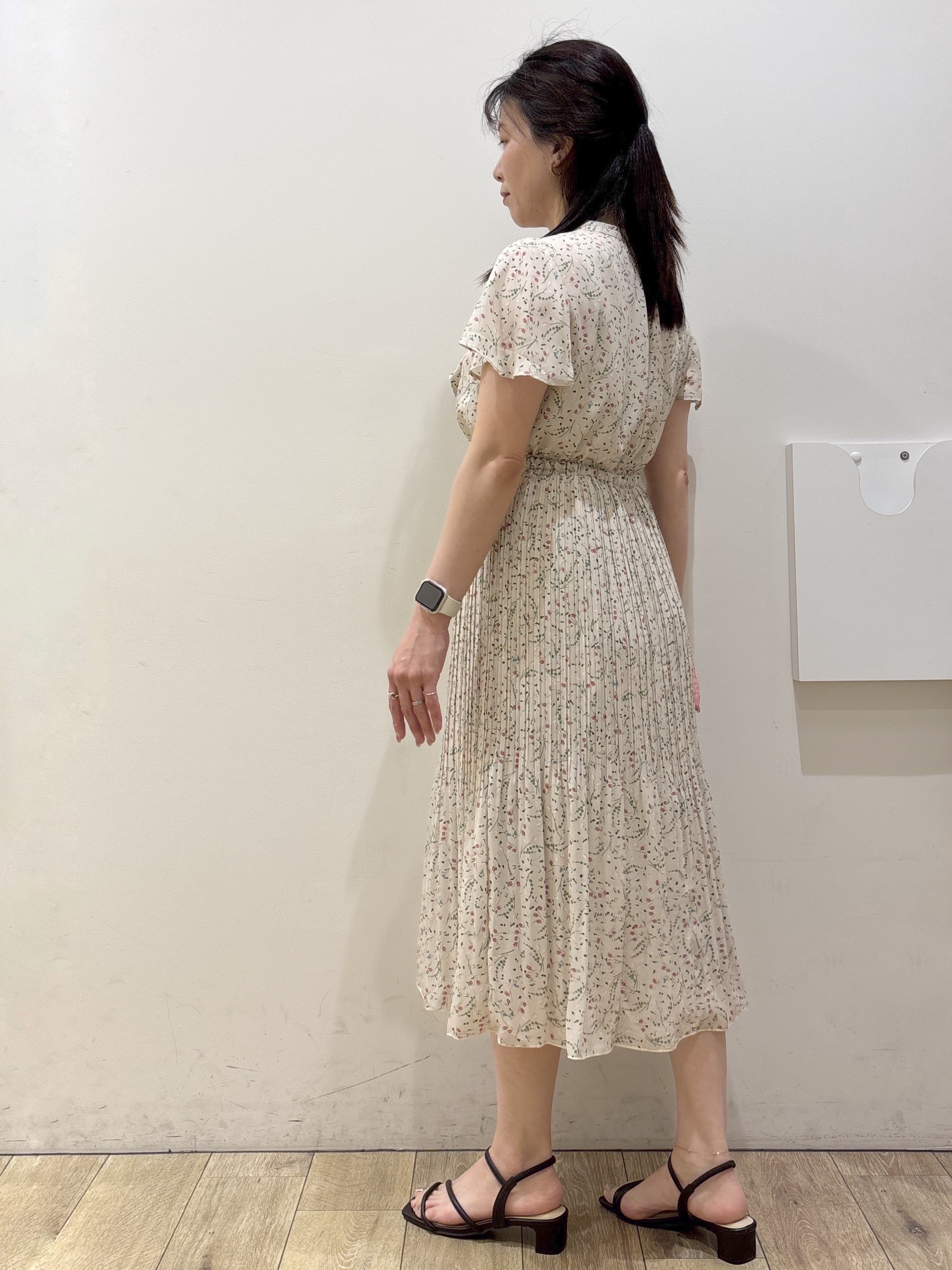 mameさんの「index｜◆【日比谷花壇コラボ】ラッフルタイプリーツワンピース【防シワ/洗濯機OK】」を使ったコーディネート