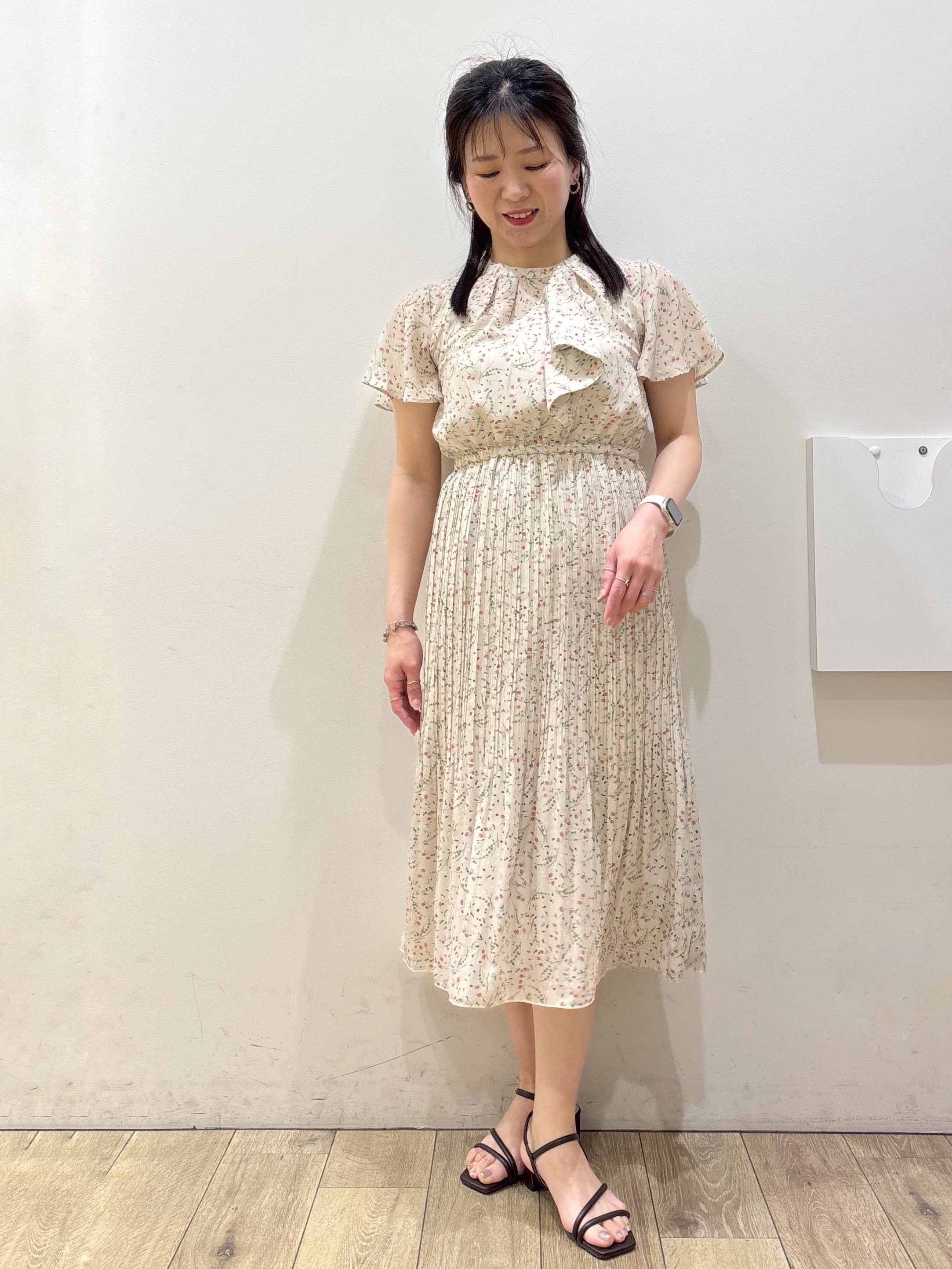 mameさんの「index｜◆【日比谷花壇コラボ】ラッフルタイプリーツワンピース【防シワ/洗濯機OK】」を使ったコーディネート