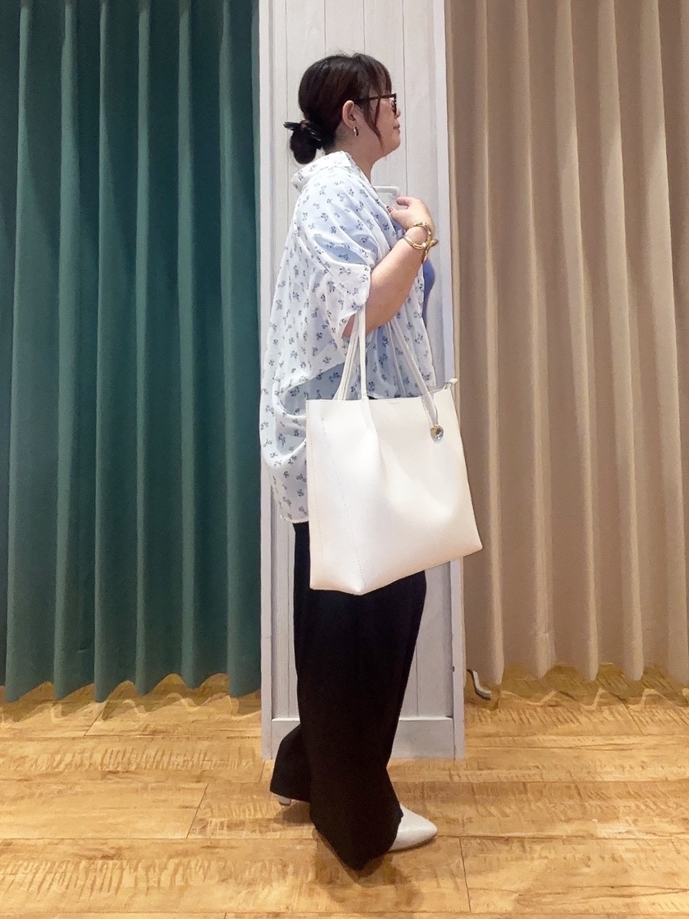 タガさんの「SHOO･LA･RUE｜【洗濯機可/体型カバー】羽織るだけで雰囲気変わる 柄アソート ポンチョ風シアーシャツ」を使ったコーディネート