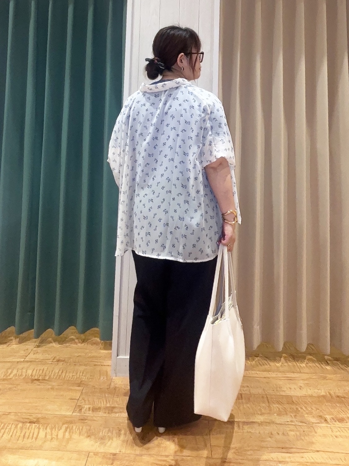 タガさんの「SHOO･LA･RUE｜【洗濯機可/体型カバー】羽織るだけで雰囲気変わる 柄アソート ポンチョ風シアーシャツ」を使ったコーディネート