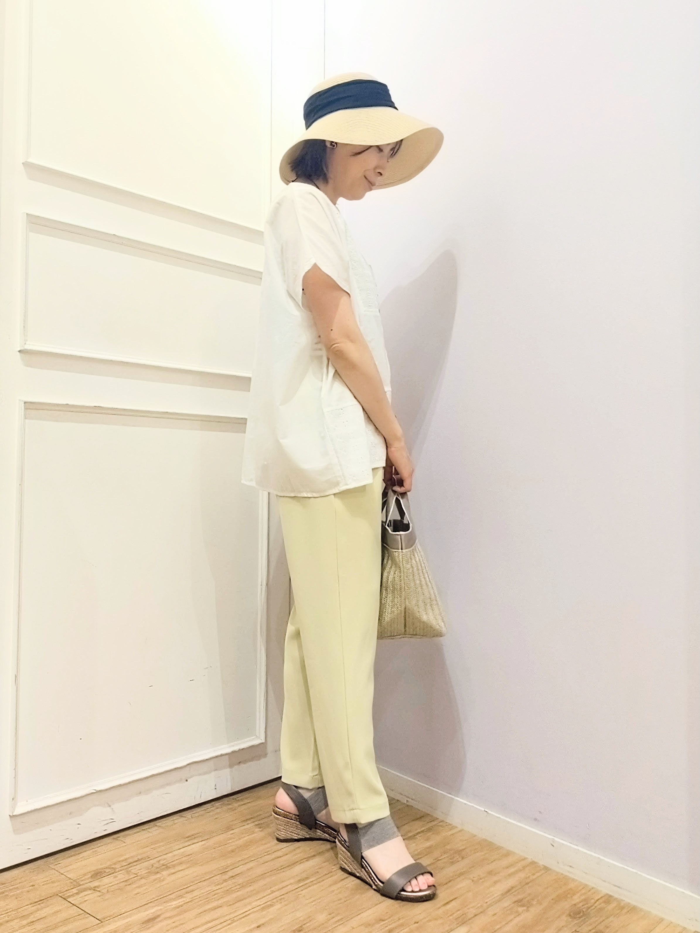miomioさんの「SHOO･LA･RUE｜【体型カバー/S~LL】インせず着られて刺繍が目を引く 切替ノーカラーブラウス」を使ったコーディネート