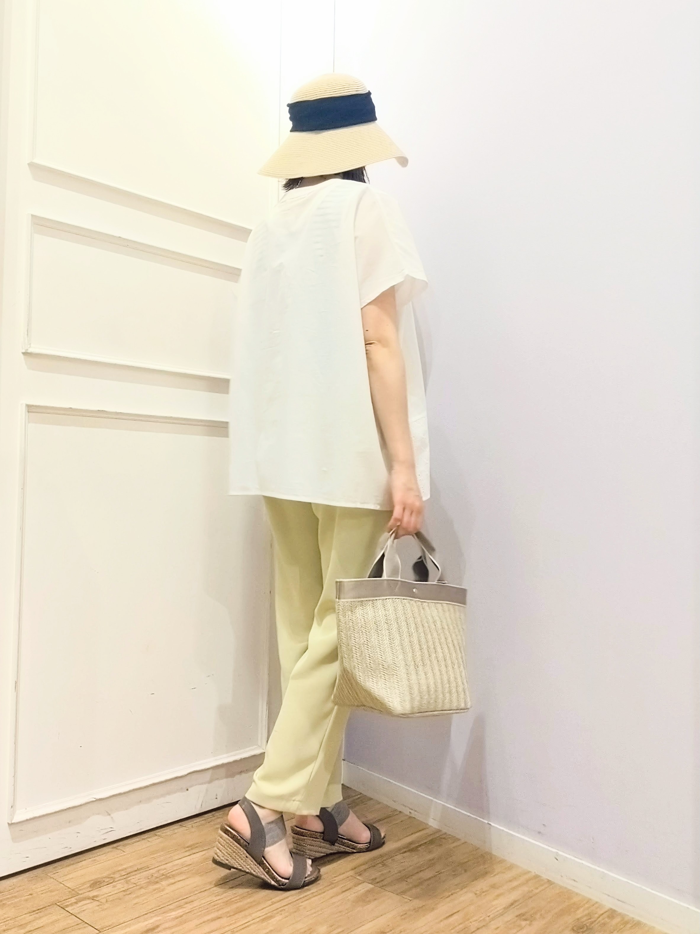 miomioさんの「SHOO･LA･RUE｜【体型カバー/S~LL】インせず着られて刺繍が目を引く 切替ノーカラーブラウス」を使ったコーディネート