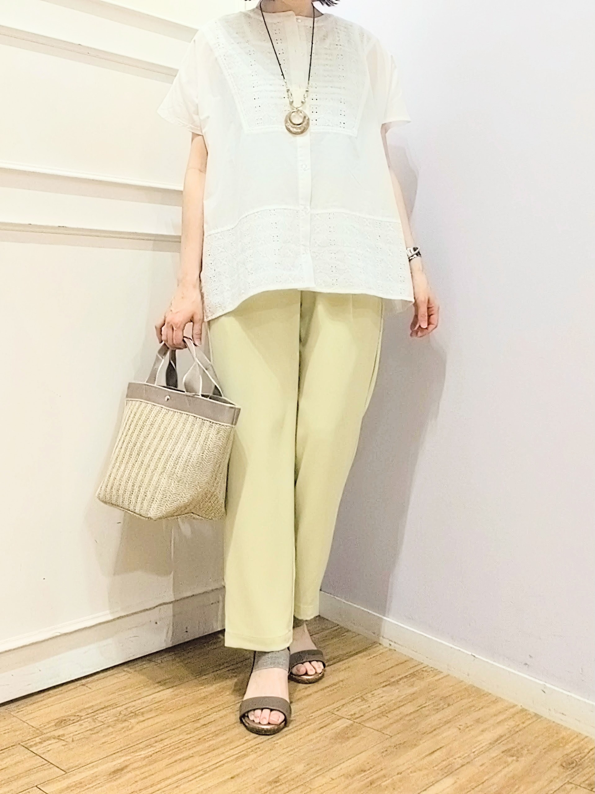 miomioさんの「SHOO･LA･RUE｜【体型カバー/S~LL】インせず着られて刺繍が目を引く 切替ノーカラーブラウス」を使ったコーディネート