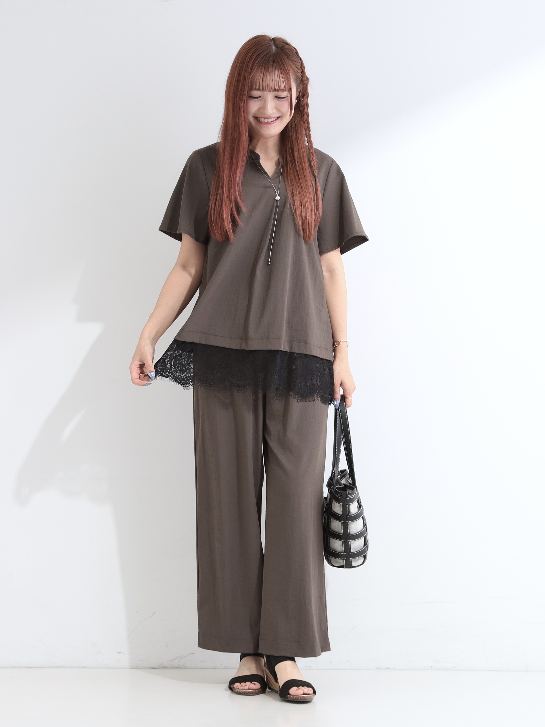 ゆゆさんの「SHOO･LA･RUE｜【S-LL/洗濯機可】軽凛(かろりん) 楽に着られて上品 裾レーススキッパーブラウス」を使ったコーディネート