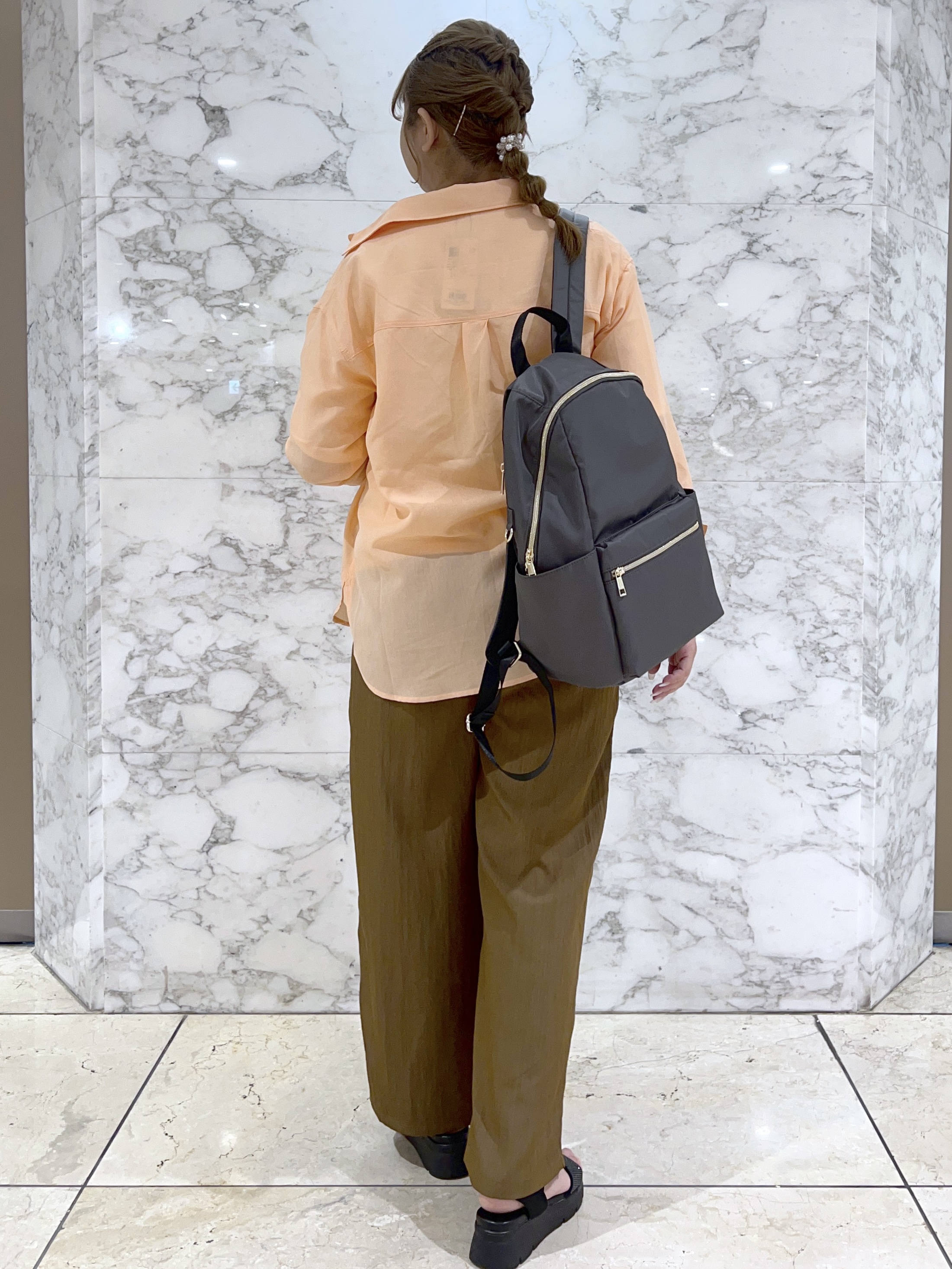 ARISAさんの「grove｜【洗濯機OK】朝晩の気温差に◎軽やかシアーシャツ」を使ったコーディネート