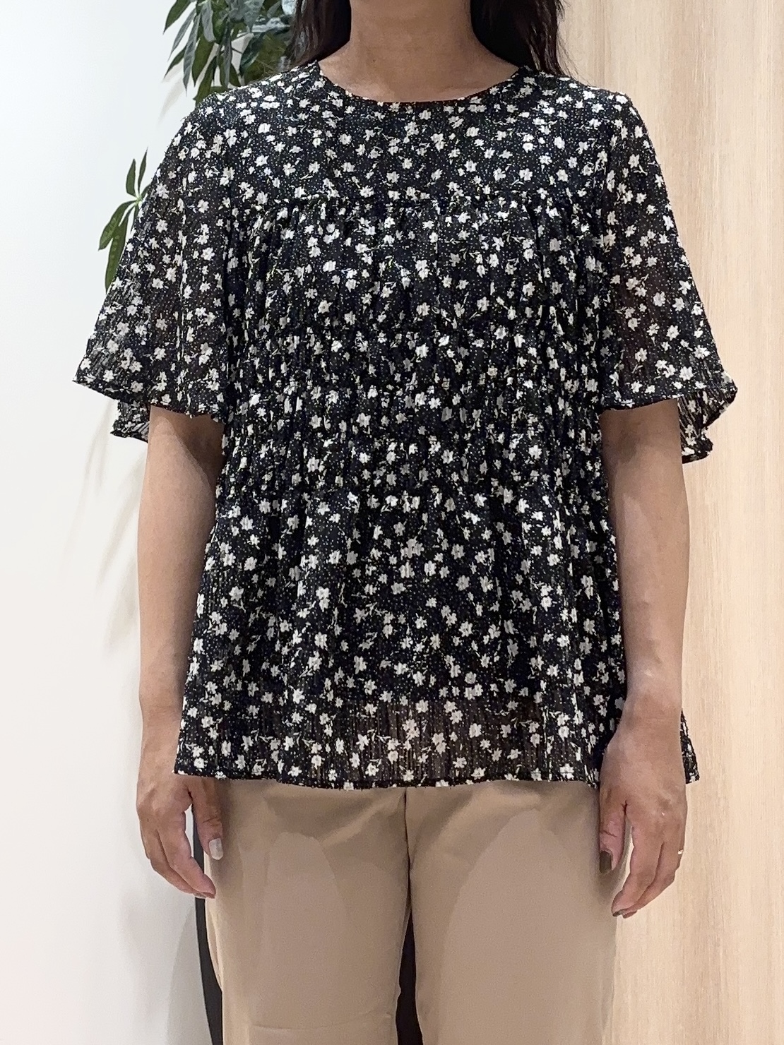 miraiさんの「grove｜【二の腕・体型カバー】軽やかシャーリングブラウス」を使ったコーディネート