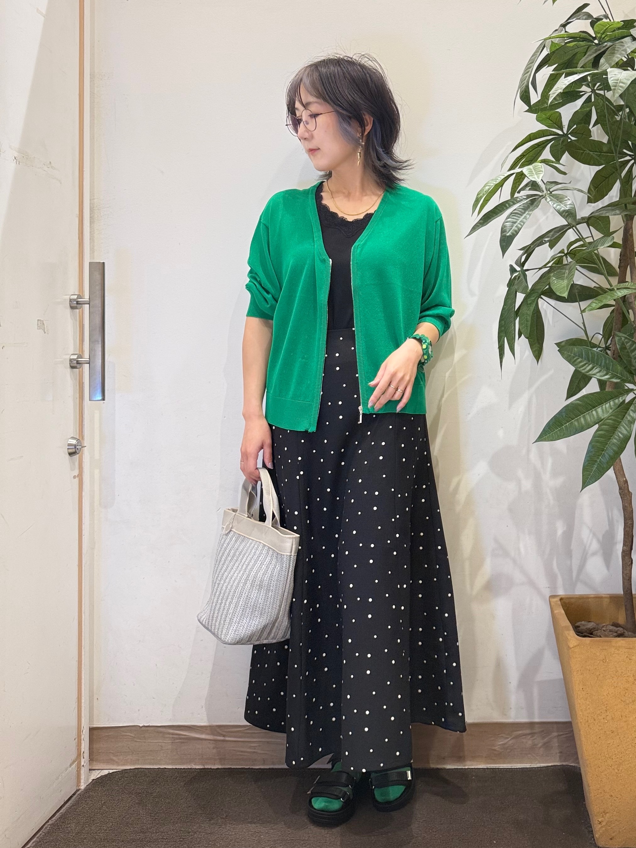 misakiさんの「SHOO･LA･RUE｜【洗濯機可/S-LL】程よいVネックですっきり魅せる ジップアップ 7分袖シアーカーディガン」を使ったコーディネート