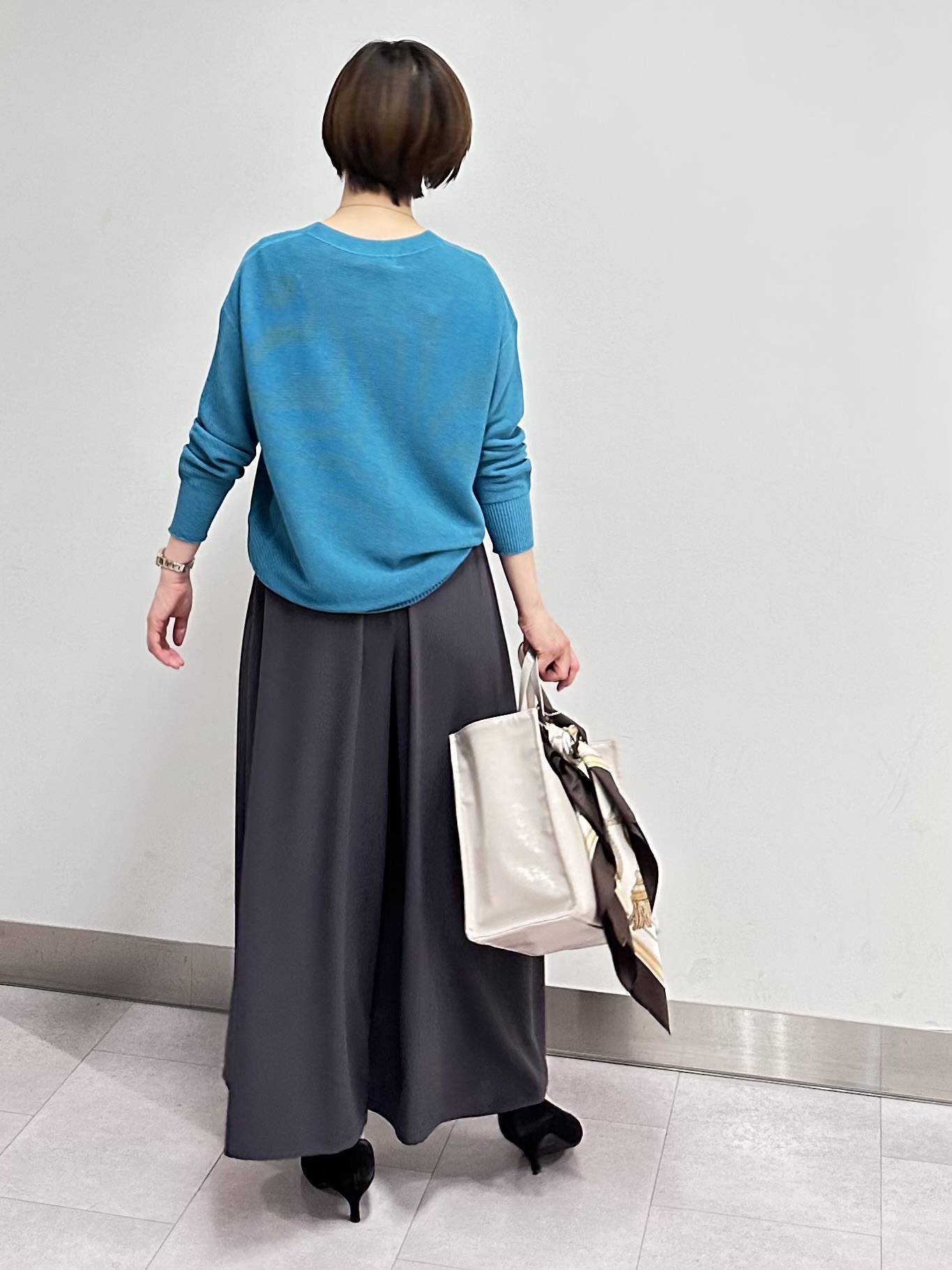 みなこさんの「UNTITLED｜【7色展開/洗える/程よい透け感】ドライタッチVネックニット」を使ったコーディネート